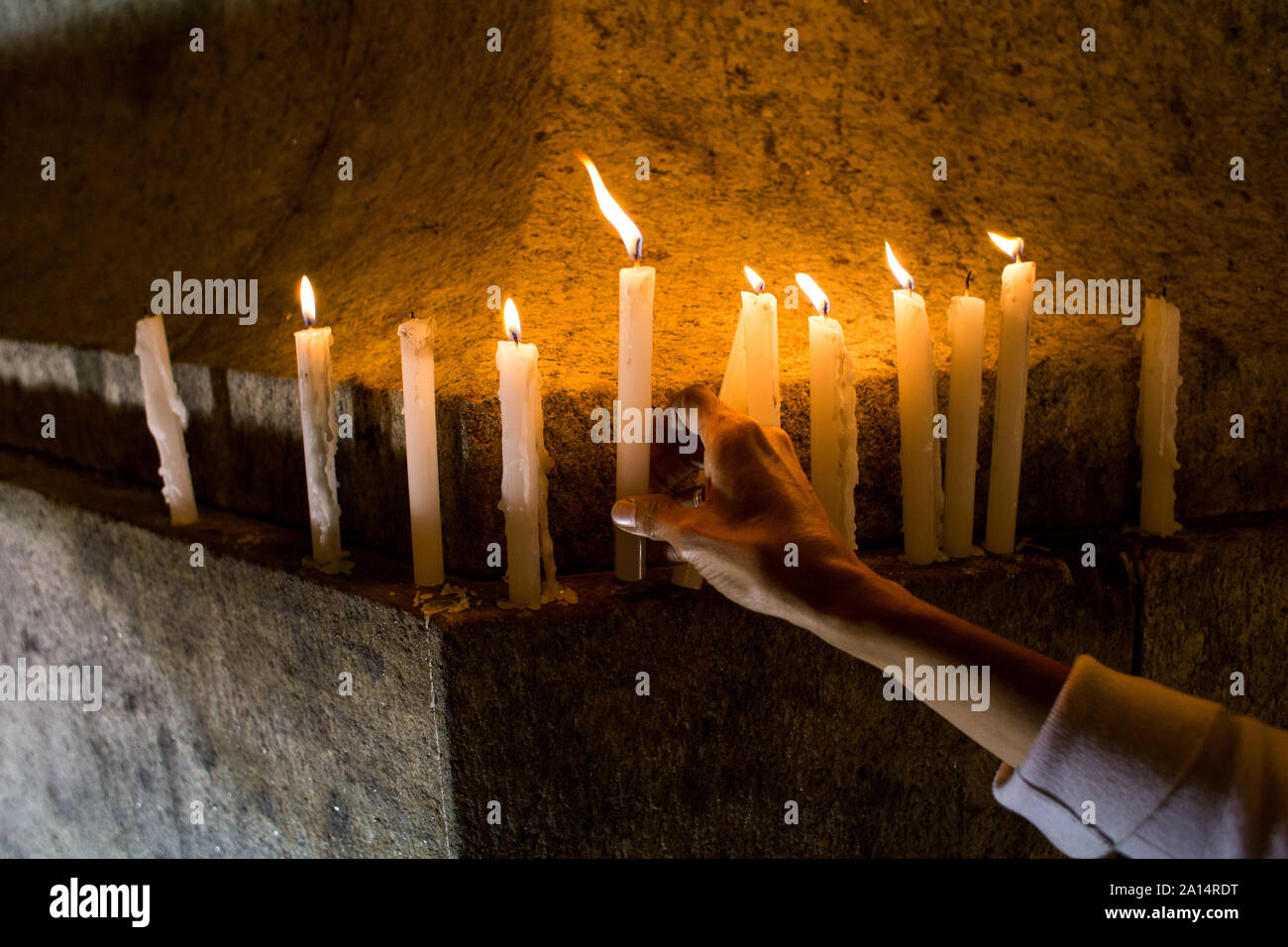 Rio De Janeiro, Brasile. 23 Sep, 2019. Una donna mette una candela in memoria del piccolo bambino agata. In risposta alla morte di otto anni di vendite Ágatha Felix, centinaia di persone a Rio de Janeiro hanno protestato contro la violenza della polizia. La ragazza era in viaggio con la madre in un furgone in una delle baraccopoli quando un poliziotto militare shot accidentalmente il bambino nel retro da dietro, secondo la media brasiliani. Credito: Pedro Prado//dpa/Alamy Live News Foto Stock