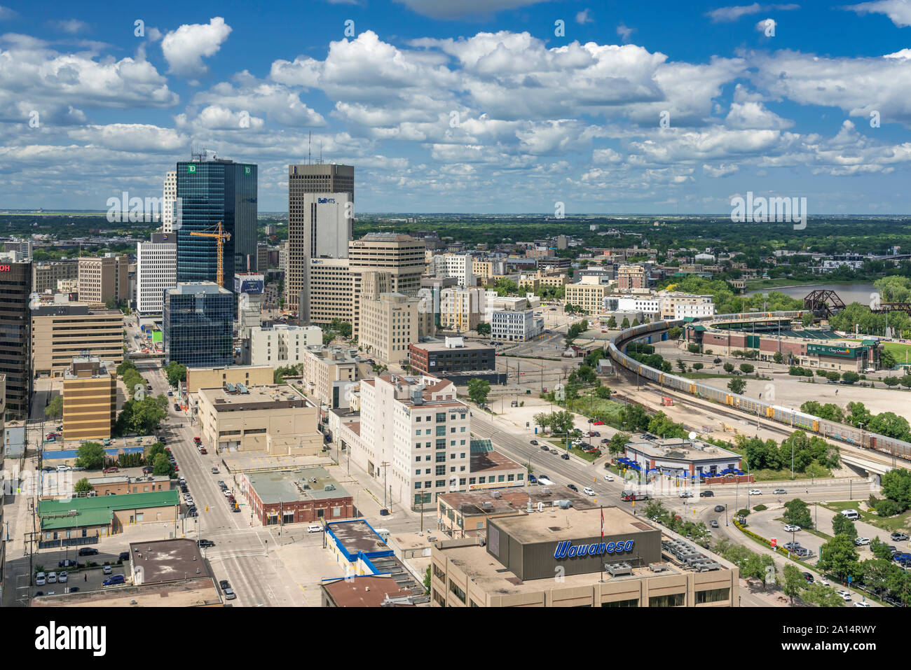 Il centro dello skyline della città da Prairie 360 Ristorante in Winnipeg, Manitoba, Canada. Foto Stock