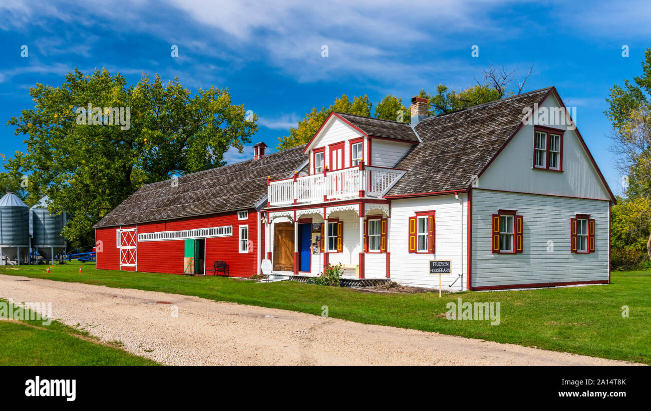 Una casa/fienile in mennonita street village di Neubergthal, Manitoba, Canada. Foto Stock