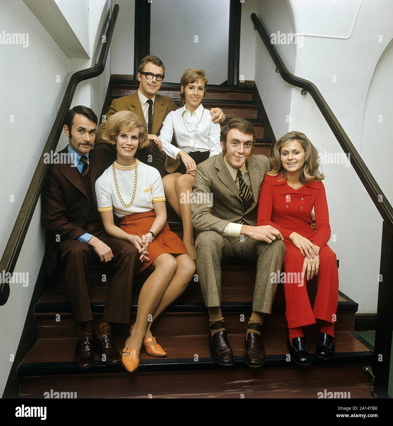 Negli anni sessanta i genitori. Tre coppie sono seduti insieme in una scala. In Svezia il 13 novembre 1969. RIF CV34-1 Foto Stock