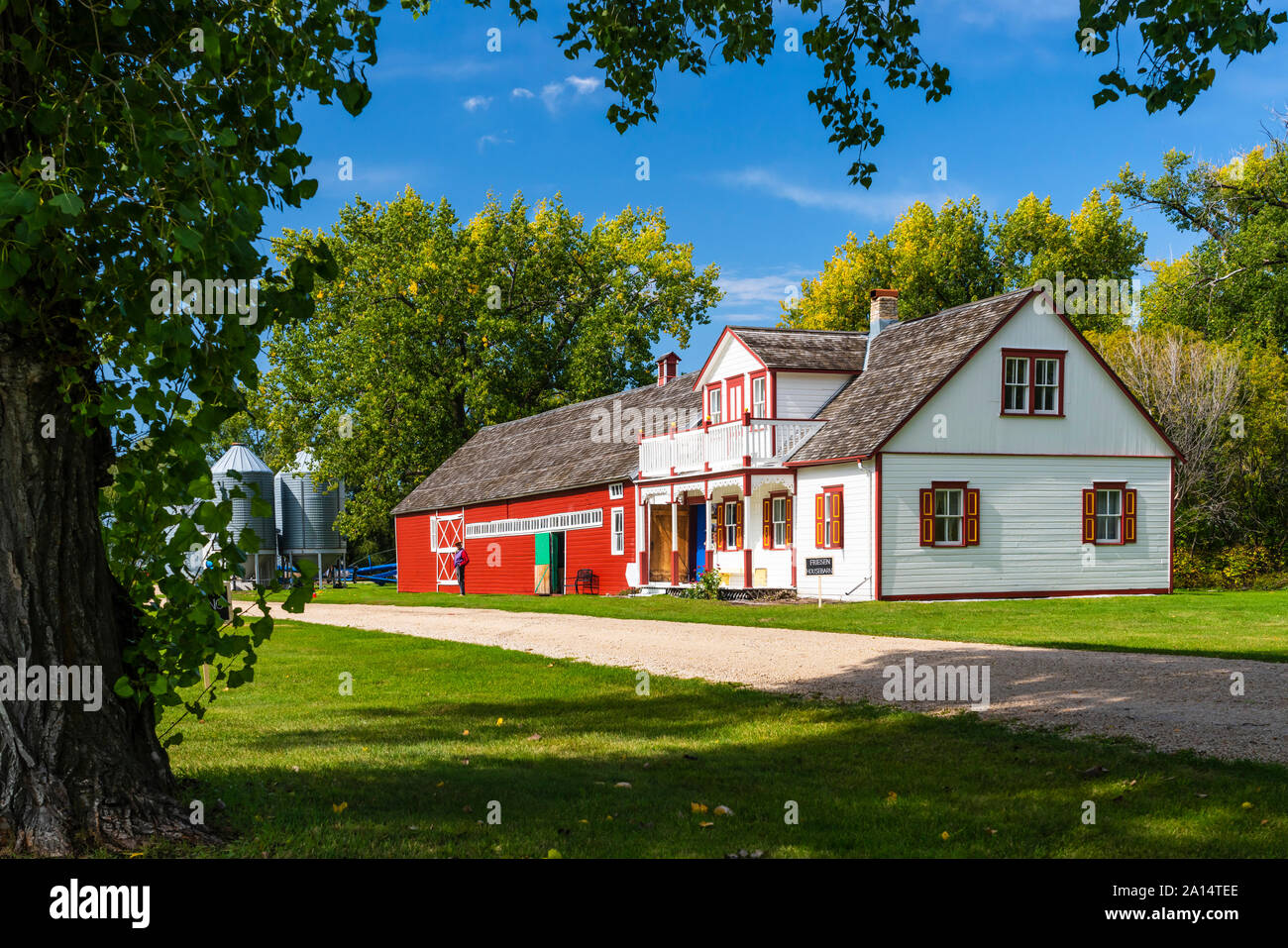 Una casa/fienile in mennonita street village di Neubergthal, Manitoba, Canada. Foto Stock