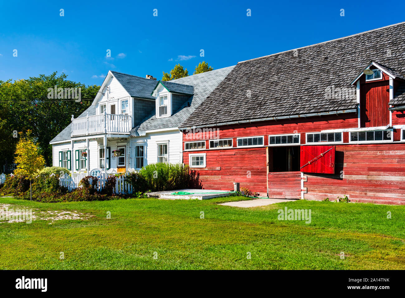 Una casa/fienile in mennonita street village di Neubergthal, Manitoba, Canada. Foto Stock