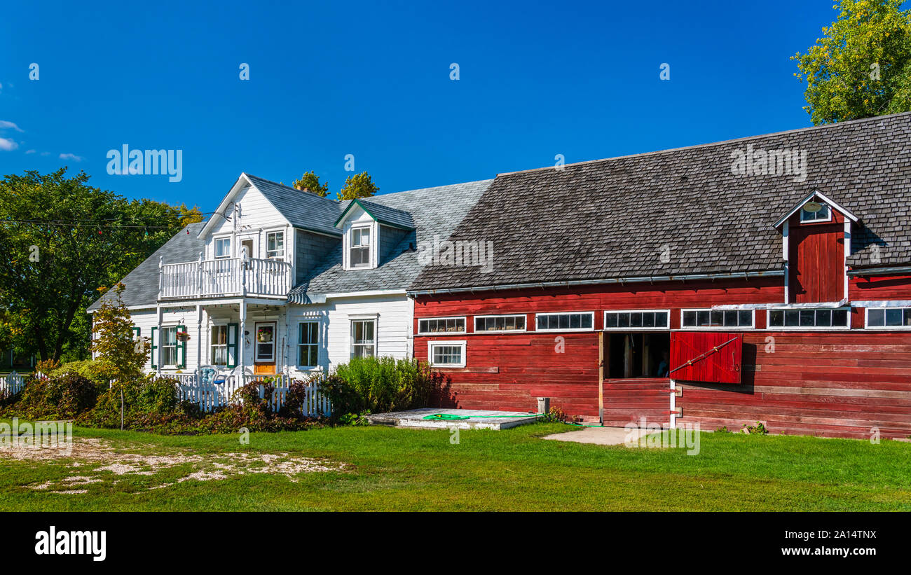 Una casa/fienile in mennonita street village di Neubergthal, Manitoba, Canada. Foto Stock