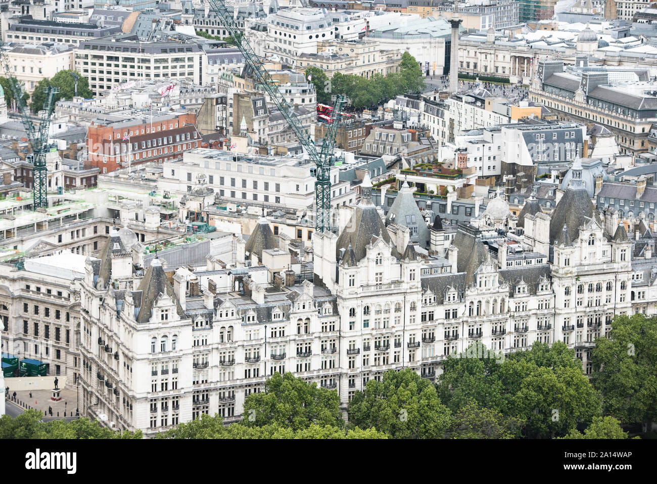 Vista della città di Westminster, Londra, Inghilterra come si vede dalle altezze della mitica London Eye.The Royal Horseguards Hotel, ex Foto Stock