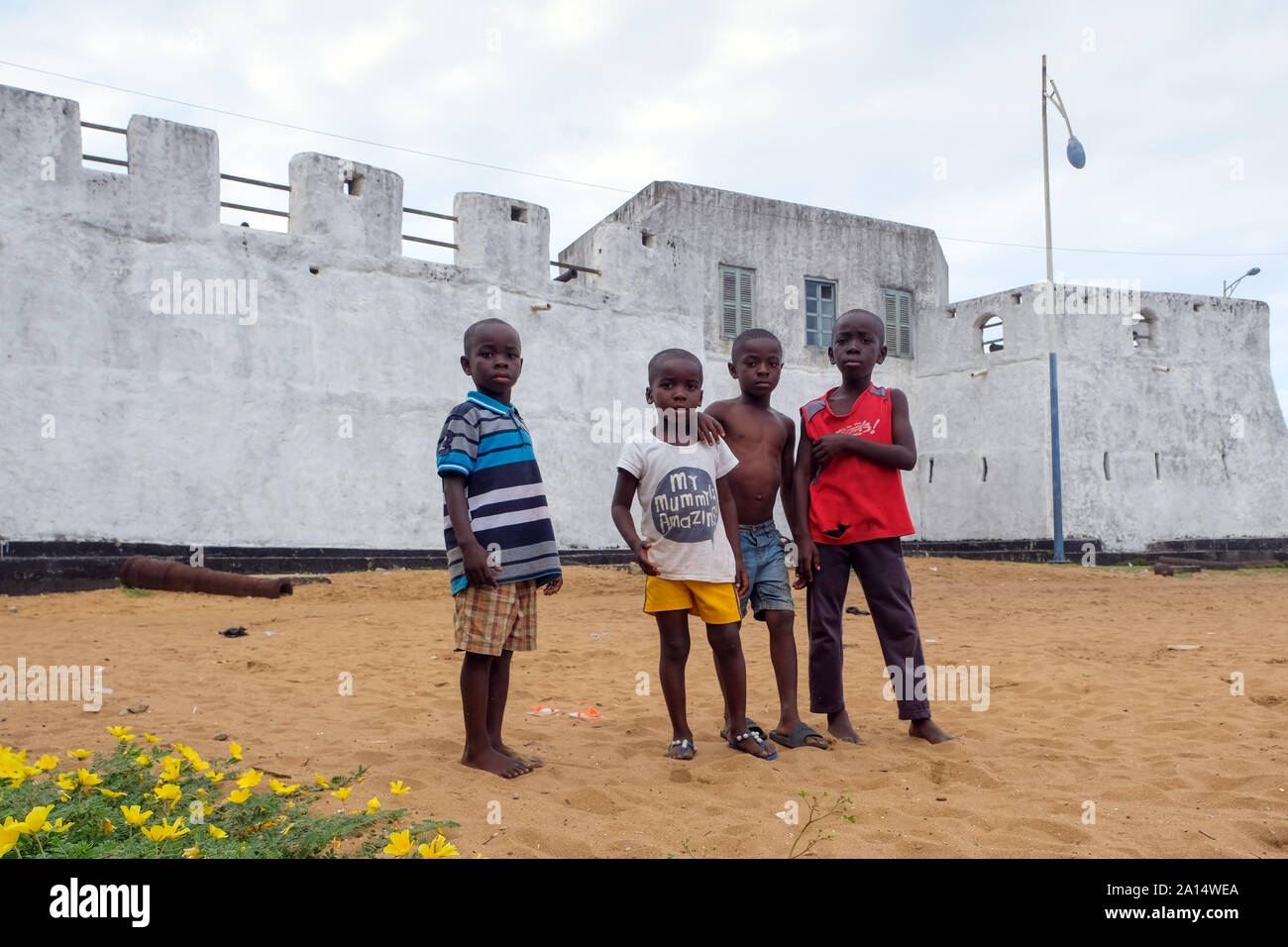 I bambini di fronte ex schiavo fortezza Fort Apollonia a Gold Coast, Ghana, Africa --- Sklavenfestung Fort Apollonia an der Goldküste, Ghana, Afrika Foto Stock