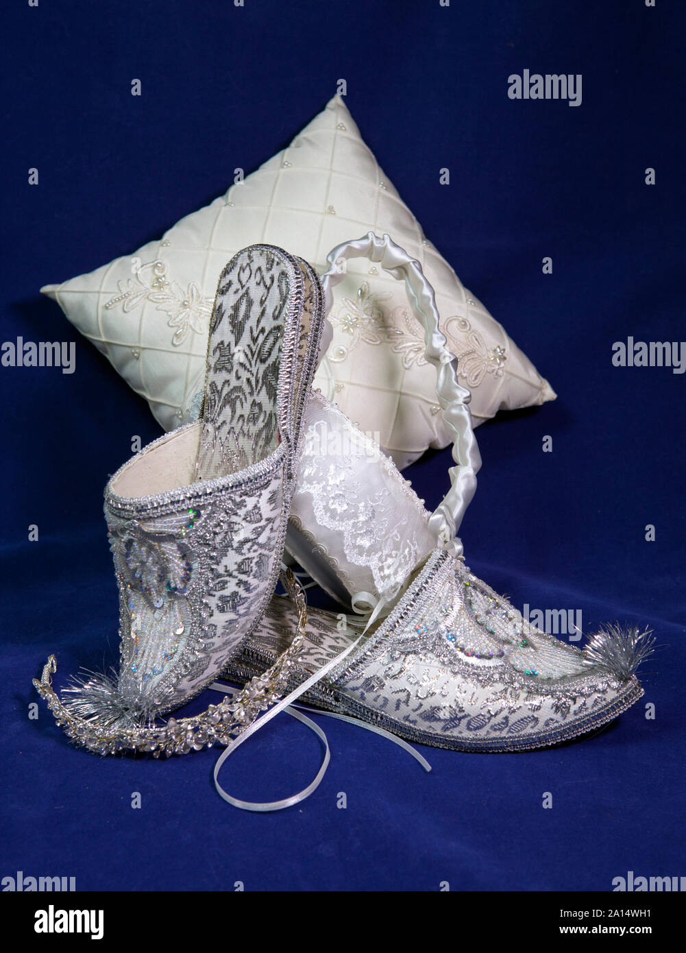 Lo stile orientale di scarpe di nozze nuziale, cuscino e cesto di nozze Foto Stock