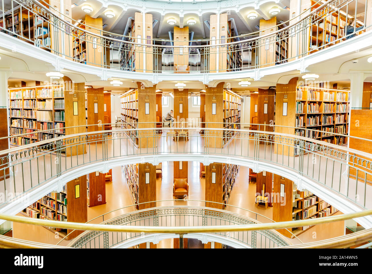 Helsinki Finlandia - 19 Settembre 2019: Biblioteca nazionale della Finlandia. All' interno dell' edificio con libro scaffali e tavoli di studio. Foto da altezza. Foto Stock