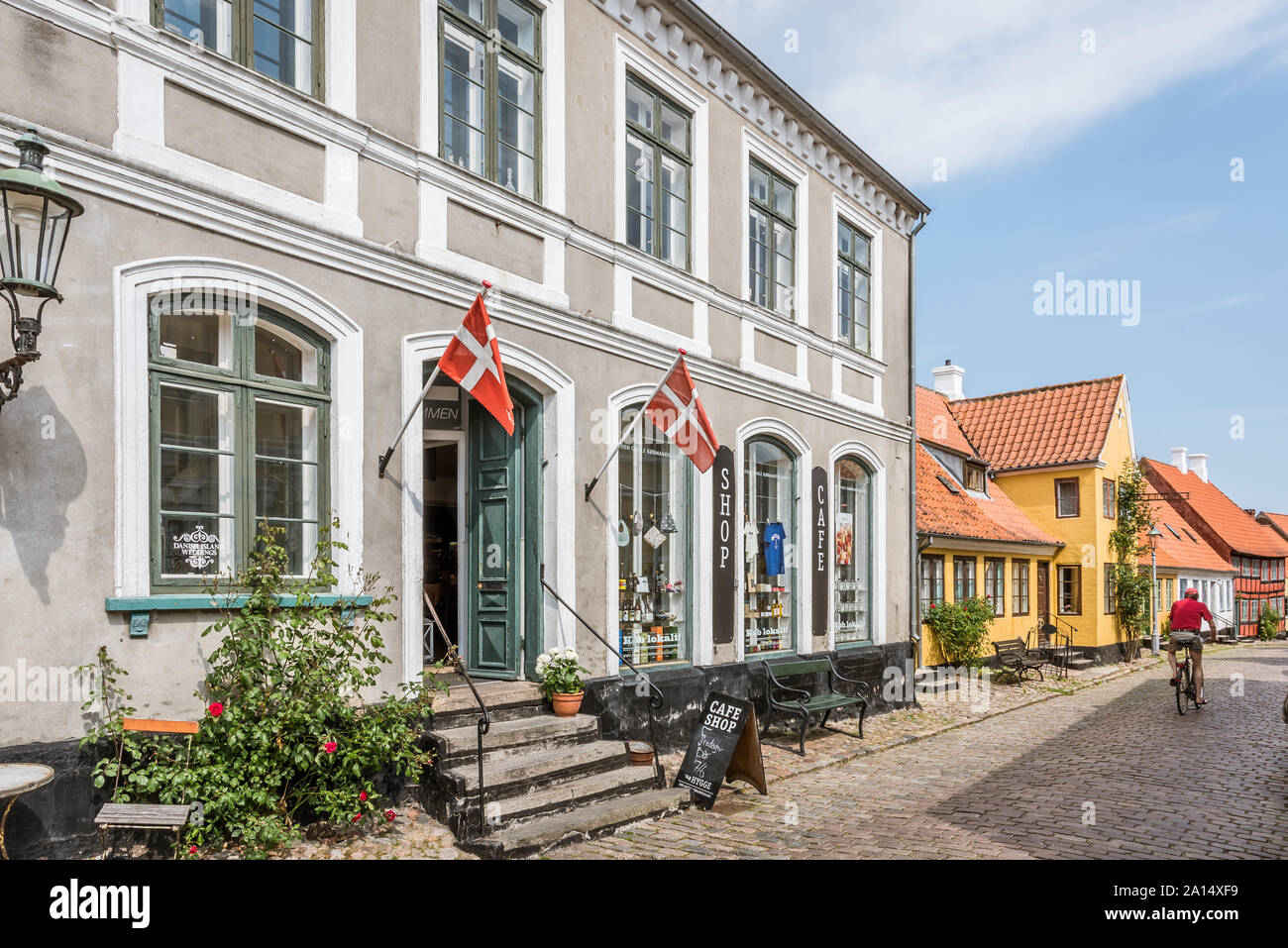Un vecchio negozio di retrò con bandiere danese nella piazza di Aeroskobing, Danimarca, luglio 13, 2019 Foto Stock