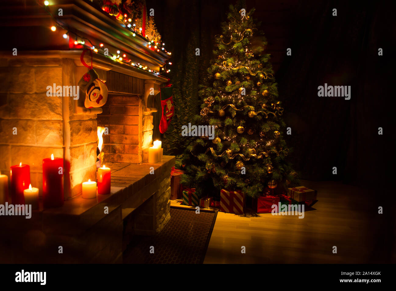 Natale interni decorati con camino e un albero di natale Foto Stock