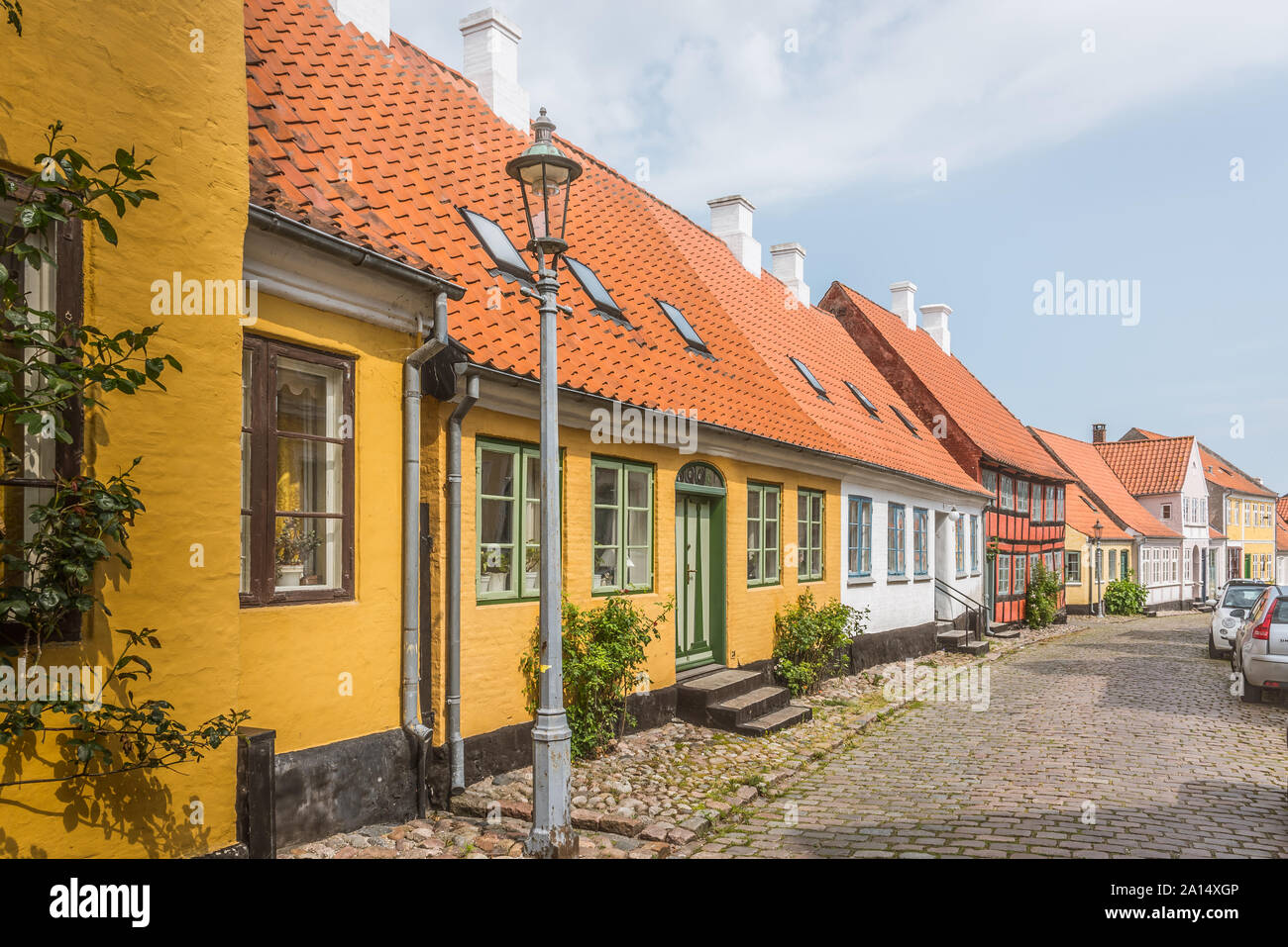 Una vecchia casa idilliaco in una strada a ciottoli, isola di Aero, Danimarca, 13 luglio 2019luglio 13, 2019 Foto Stock