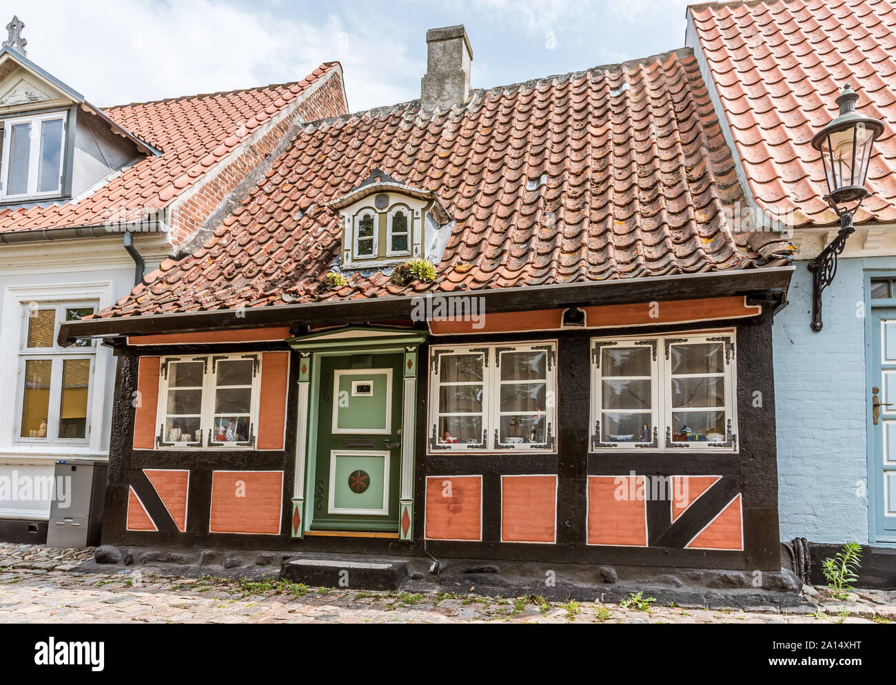 Un romantico halftimbered casa su un idilliaco strada acciottolata della isola di Aero, Danimarca, luglio 13, 2019 Foto Stock
