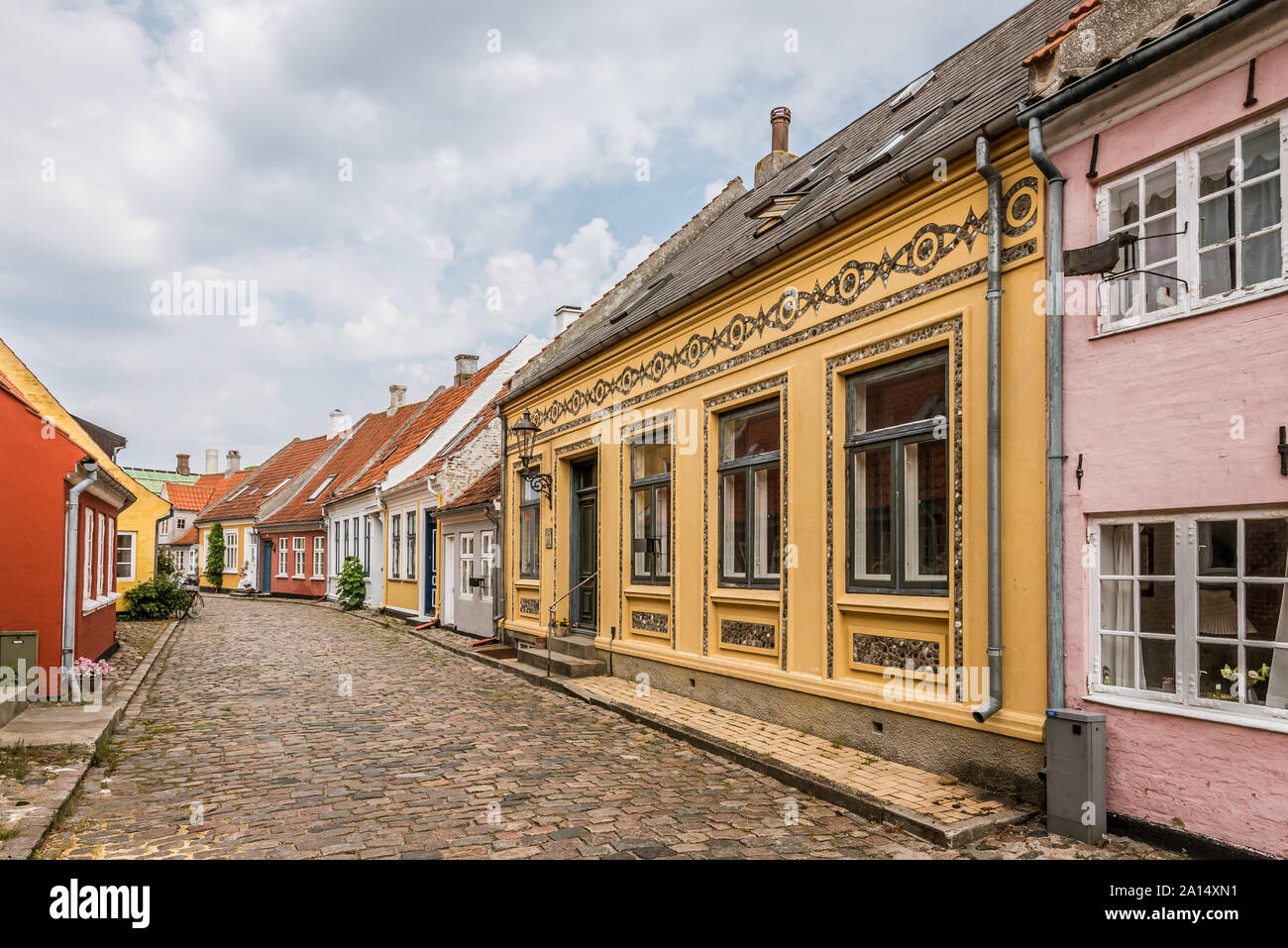 Un idilliaco street con ciottoli e colorata Vecchia case dell'isola Aero, Danimarca, 13 luglio 2019luglio 13, 2019 Foto Stock