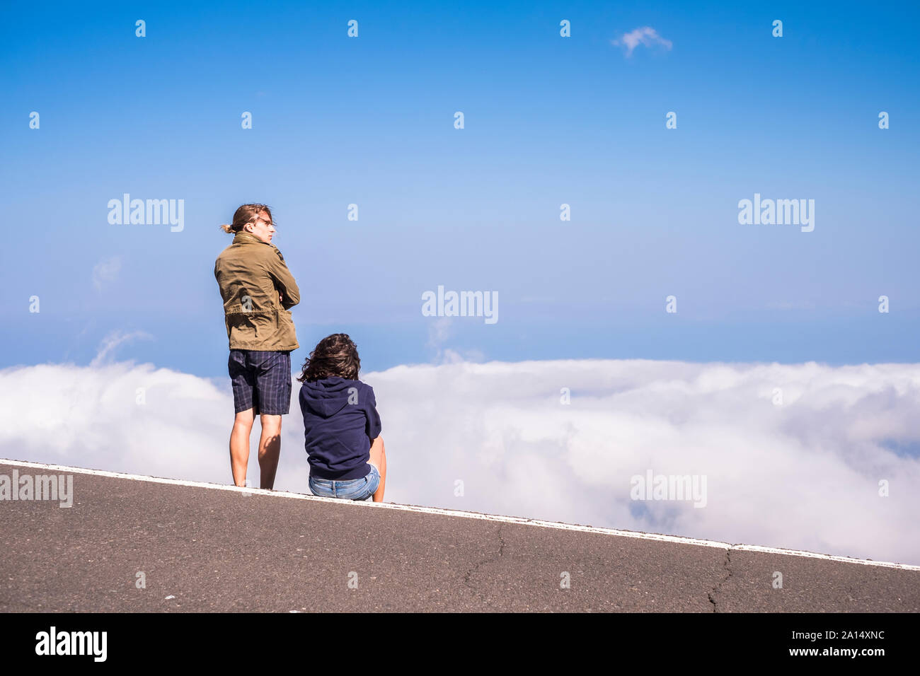 Giovane godendo la outdoor le attività per il tempo libero guardando il mare di nuvole a la montagna - il giovane viaggiatore nel scenic destinazione Foto Stock