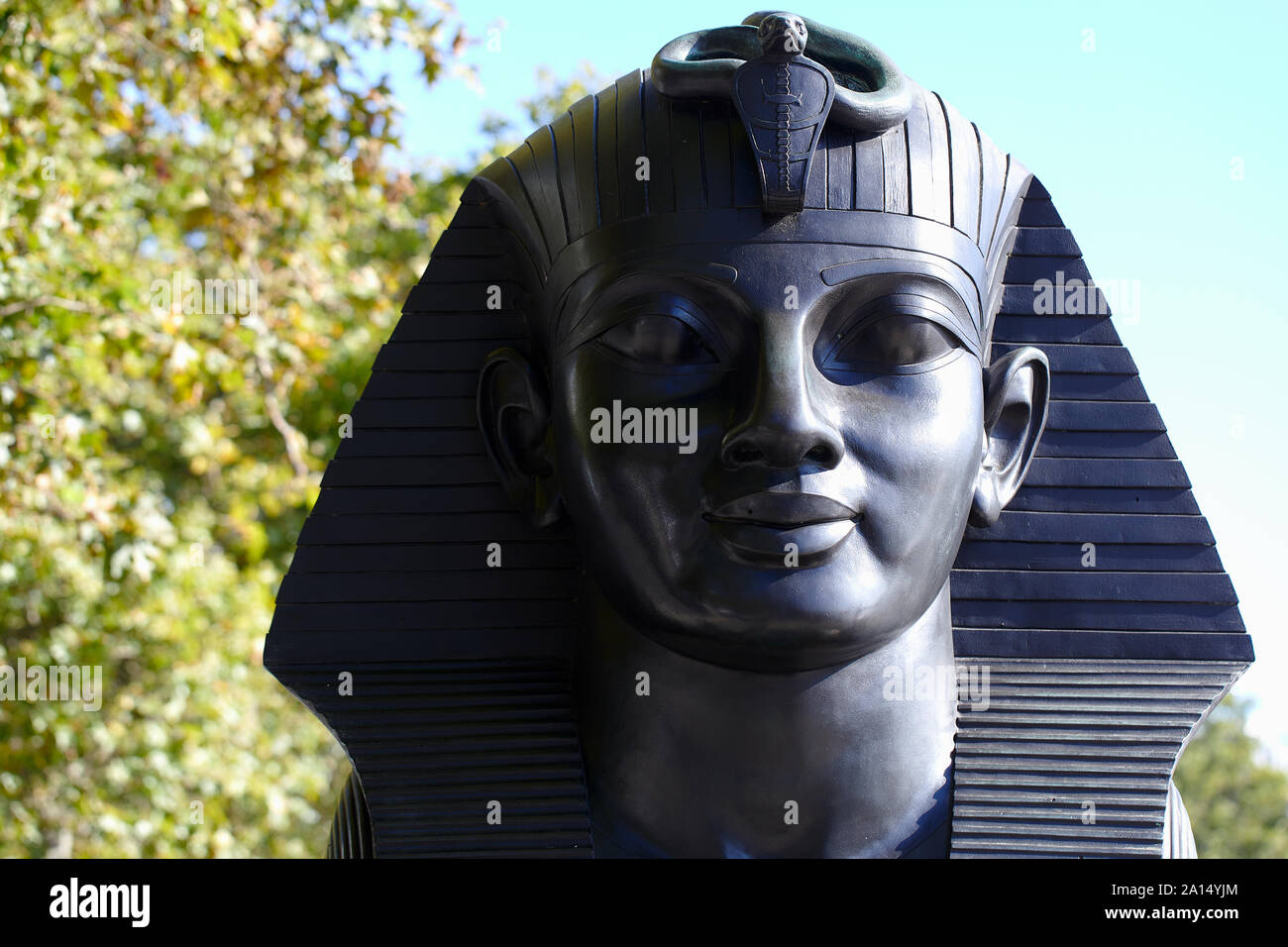 London, Regno Unito - 17 Settembre 2019: la testa di uno di bronzo egizio-style sphinx - progettato da George John Vulliamy - che fiancheggiano il Cleopatra Needle a bassa Foto Stock