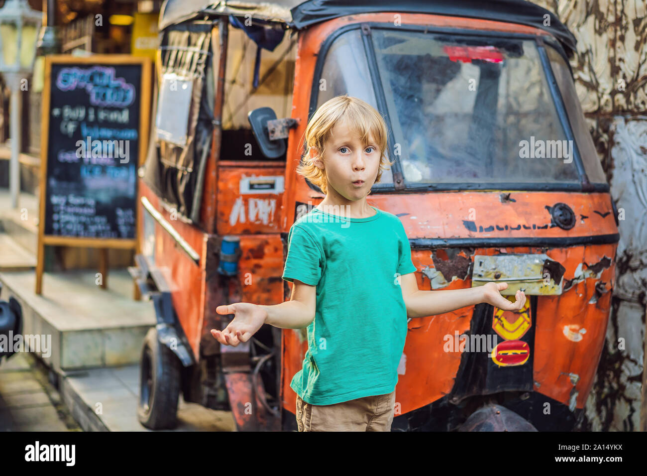 Ragazzo in un mercato in Ubud, Bali. Tipico souvenir shop vende souvenir e artigianato di Bali presso il famoso mercato di Ubud, Indonesia. Mercato Balinese Foto Stock