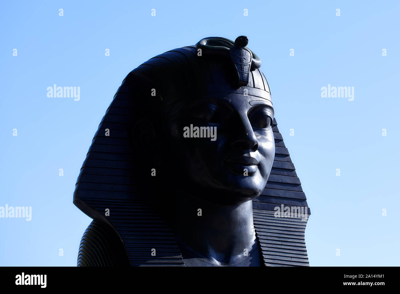 London, Regno Unito - 17 Settembre 2019: la testa di uno di bronzo egizio-style sphinx - progettato da George John Vulliamy - che fiancheggiano il Cleopatra Needle a bassa Foto Stock
