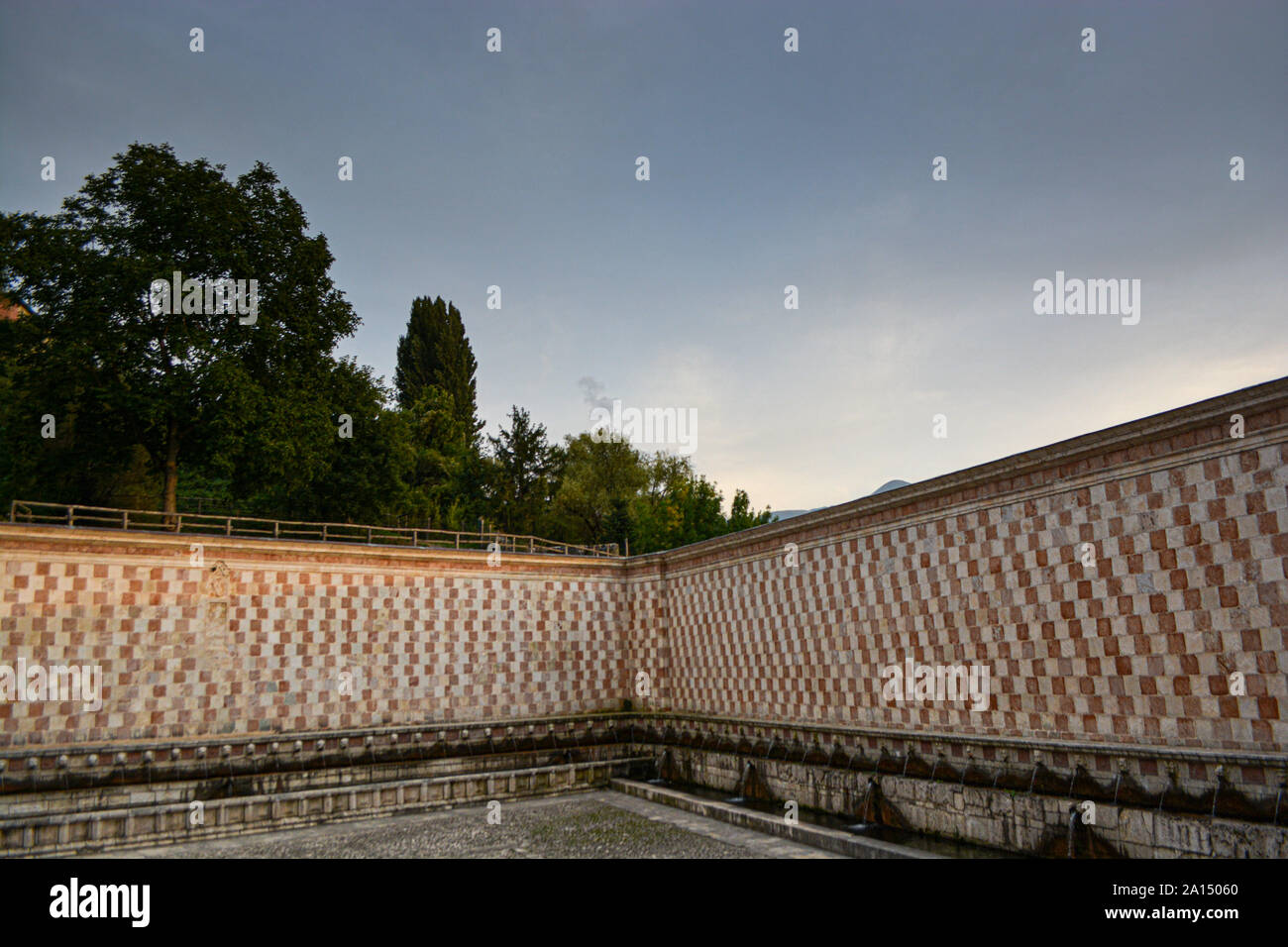 Fontana delle 99 Cannelle (Fontana delle 99 cannelle), la storica fontana con getti 99 distribuiti lungo tre pareti, L Aquila, Italia Foto Stock