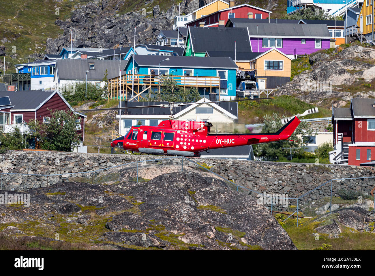 Un elicottero dell'aria Grenland pronto al decollo presso la costa di Qaqortoq, Groenlandia. Foto Stock