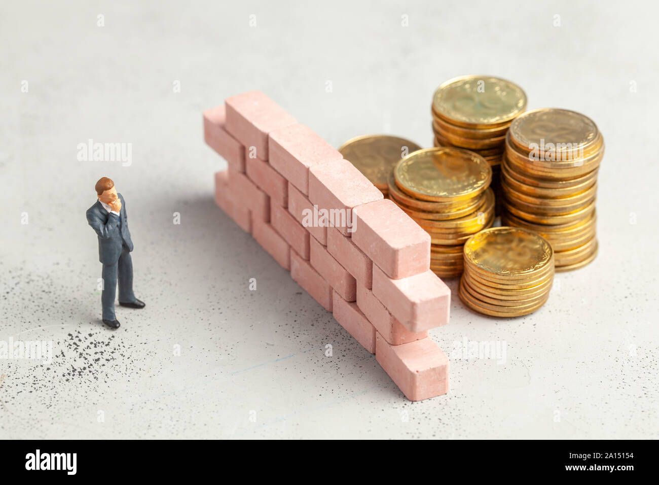 Sulla strada per la meta di grande imprenditore di denaro a una grande parete come simbolo dei problemi o delle attività per risolvere Foto Stock