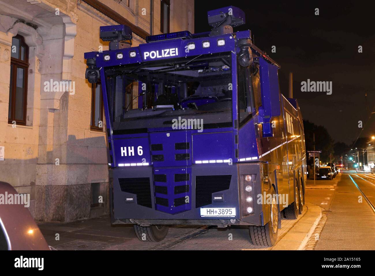 Germania. 23 Sep, 2019. La polizia di un cannone ad acqua contrassegnato HH6 è in piedi in striature senza equipaggio. Una pattuglia ha trovato che il cannone ad acqua apparteneva alla polizia di Amburgo, che aveva inviato in Austria per la riparazione. Il conducente ha dovuto mantenere il suo periodo di riposo e aveva spento il cannone ad acqua. Credito: Tino Plunert/dpa-Zentralbild/dpa/Alamy Live News Foto Stock