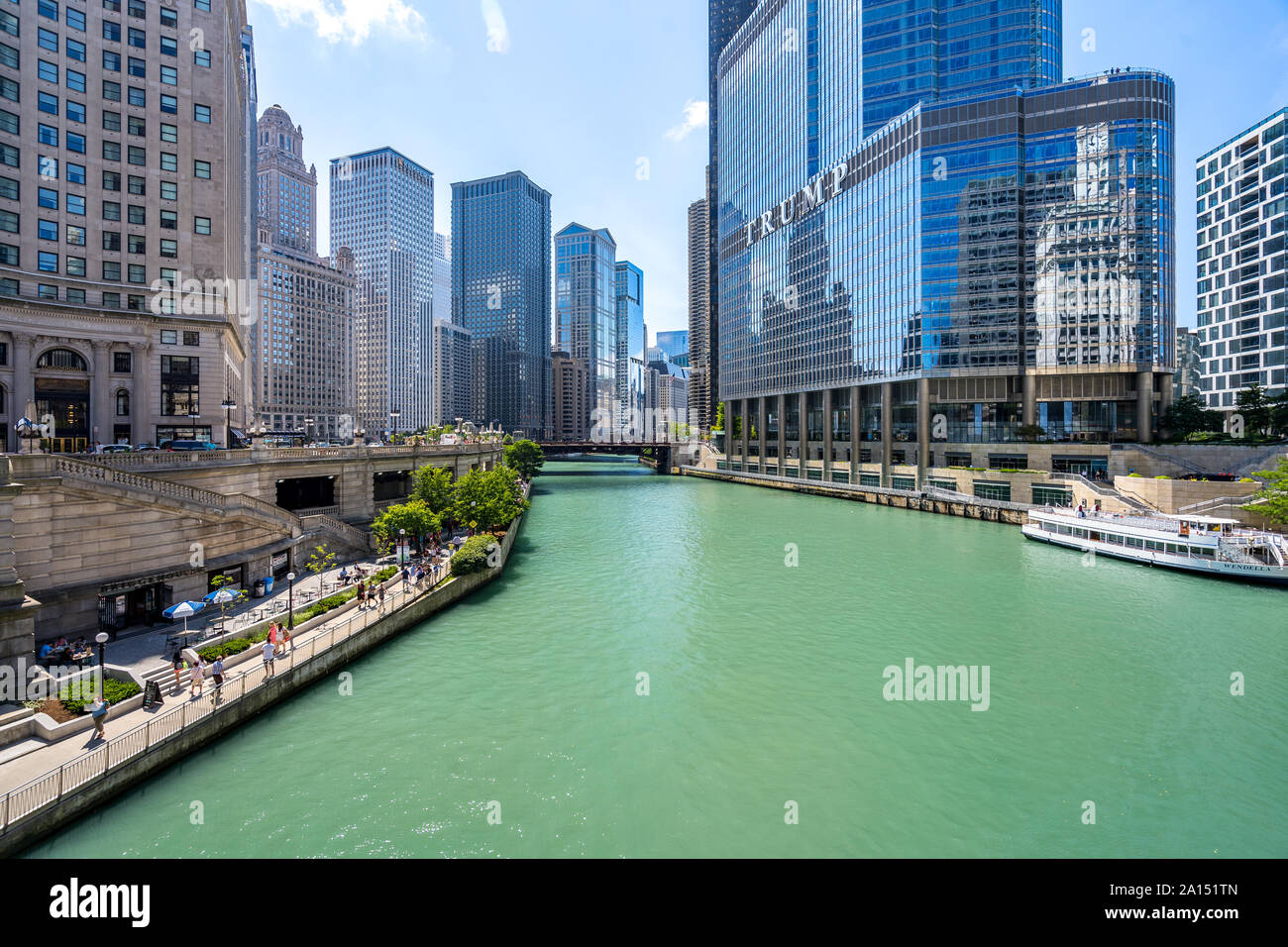 Chicago, Illinois, Stati Uniti d'America - City Riverside in direzione ovest Foto Stock