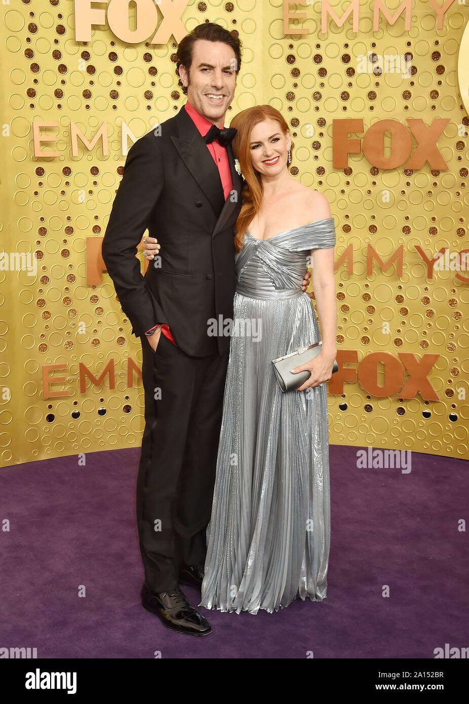 LOS ANGELES, CA - 22 settembre: sacha baron cohen e Isla Fisher frequentare la settantunesima Emmy Awards al teatro di Microsoft il 22 settembre 2019 a Los Angeles, California. Foto Stock