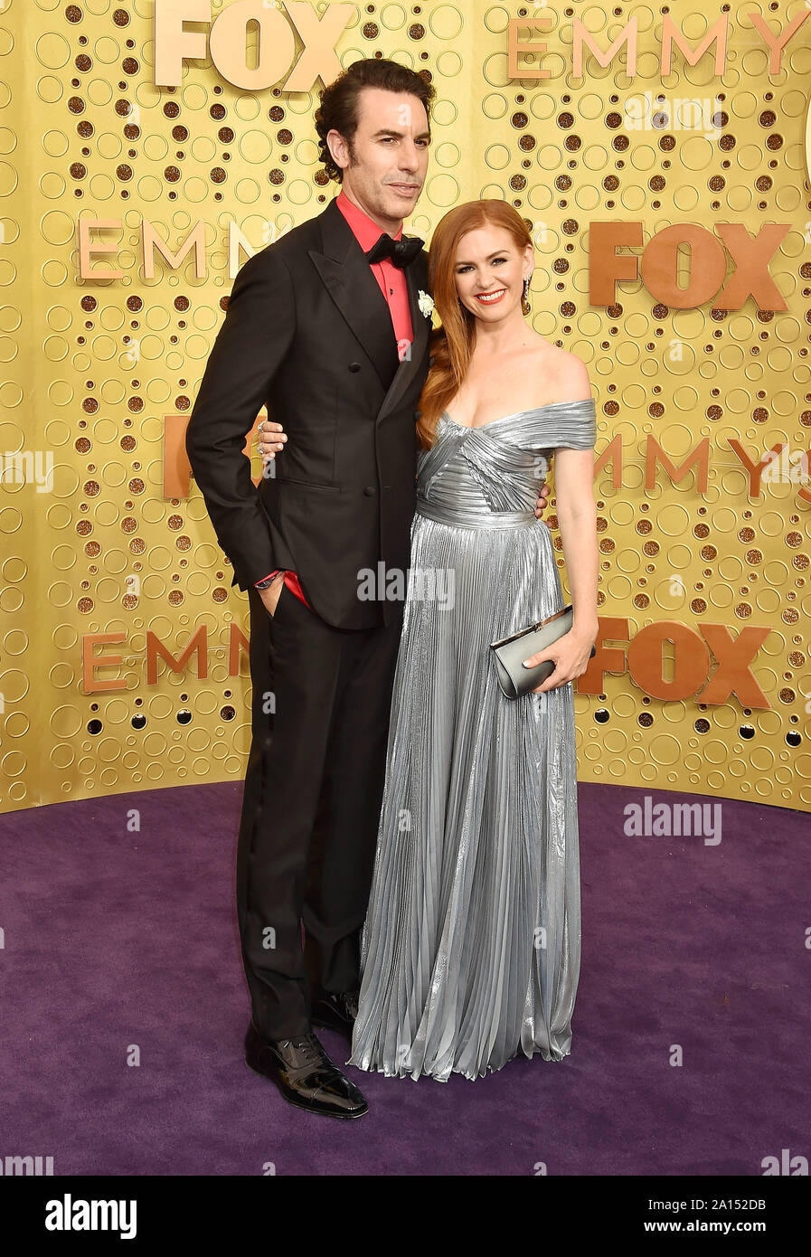 LOS ANGELES, CA - 22 settembre: sacha baron cohen e Isla Fisher frequentare la settantunesima Emmy Awards al teatro di Microsoft il 22 settembre 2019 a Los Angeles, California. Foto Stock