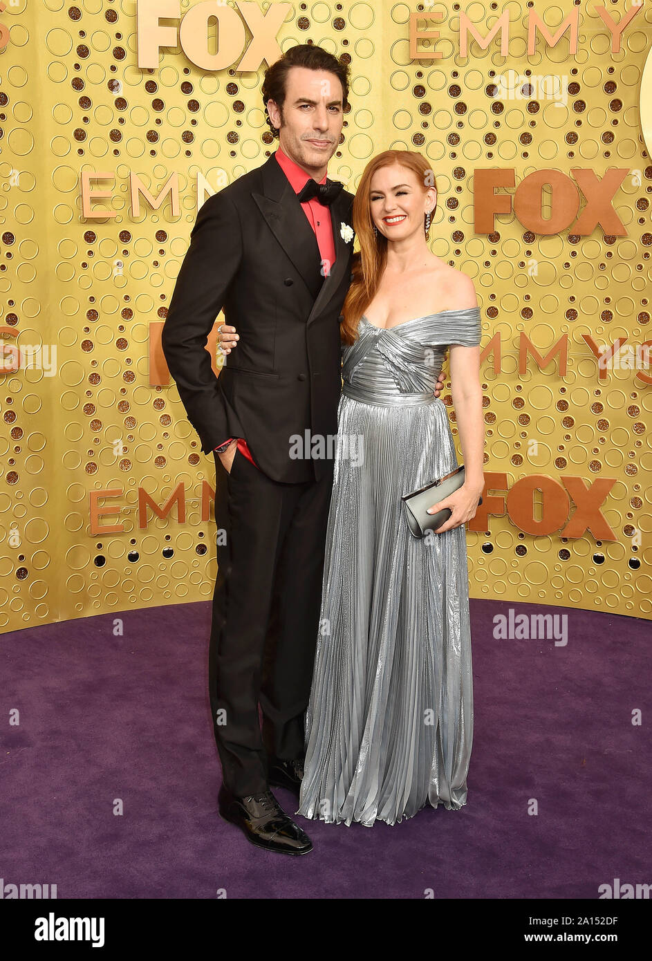 LOS ANGELES, CA - 22 settembre: sacha baron cohen e Isla Fisher frequentare la settantunesima Emmy Awards al teatro di Microsoft il 22 settembre 2019 a Los Angeles, California. Foto Stock