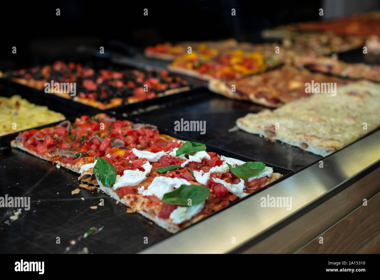 Italian street pizza shop. Pizza in vetrina. Foto Stock