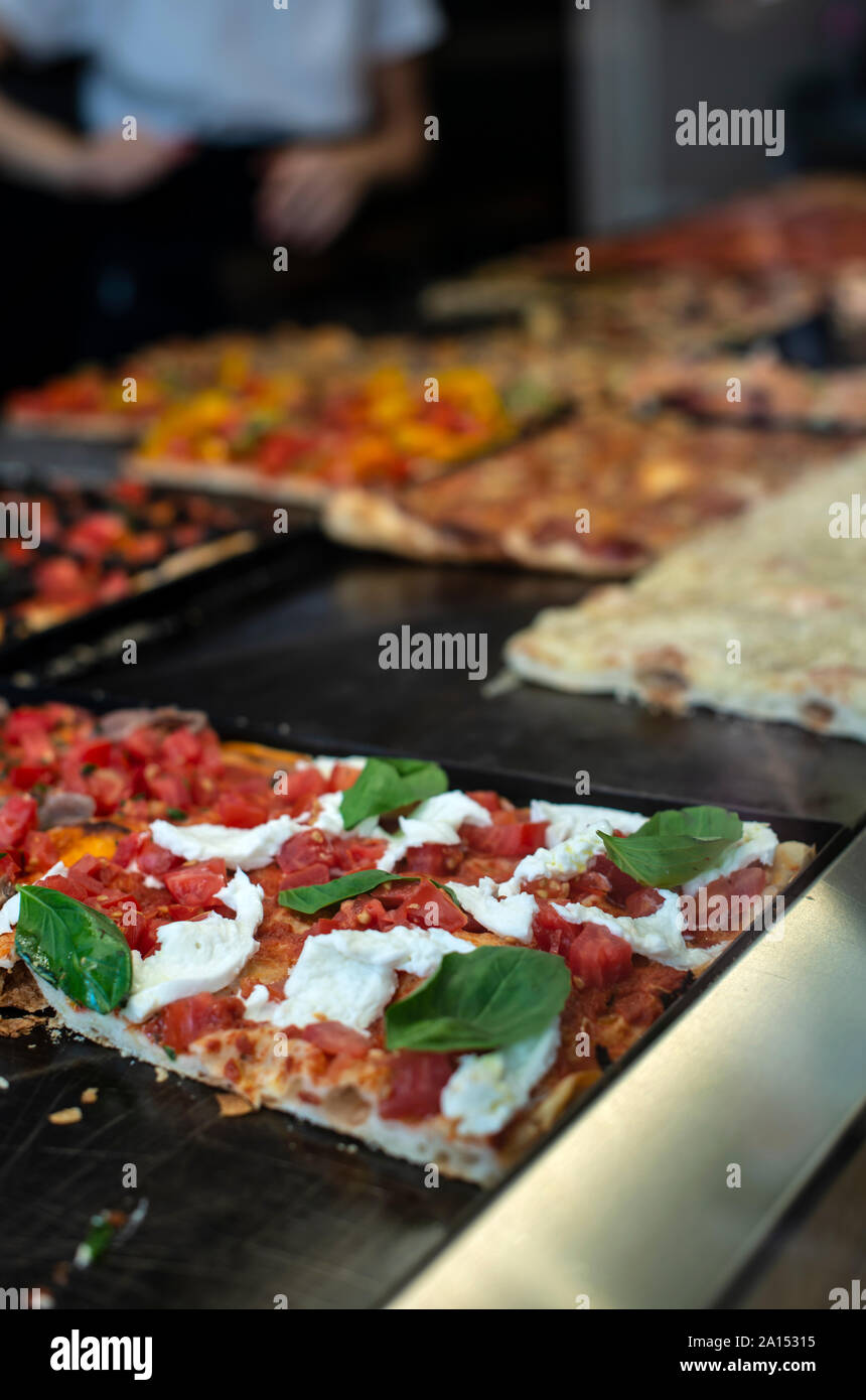 Italian street pizza shop. Pizza in vetrina. Foto Stock