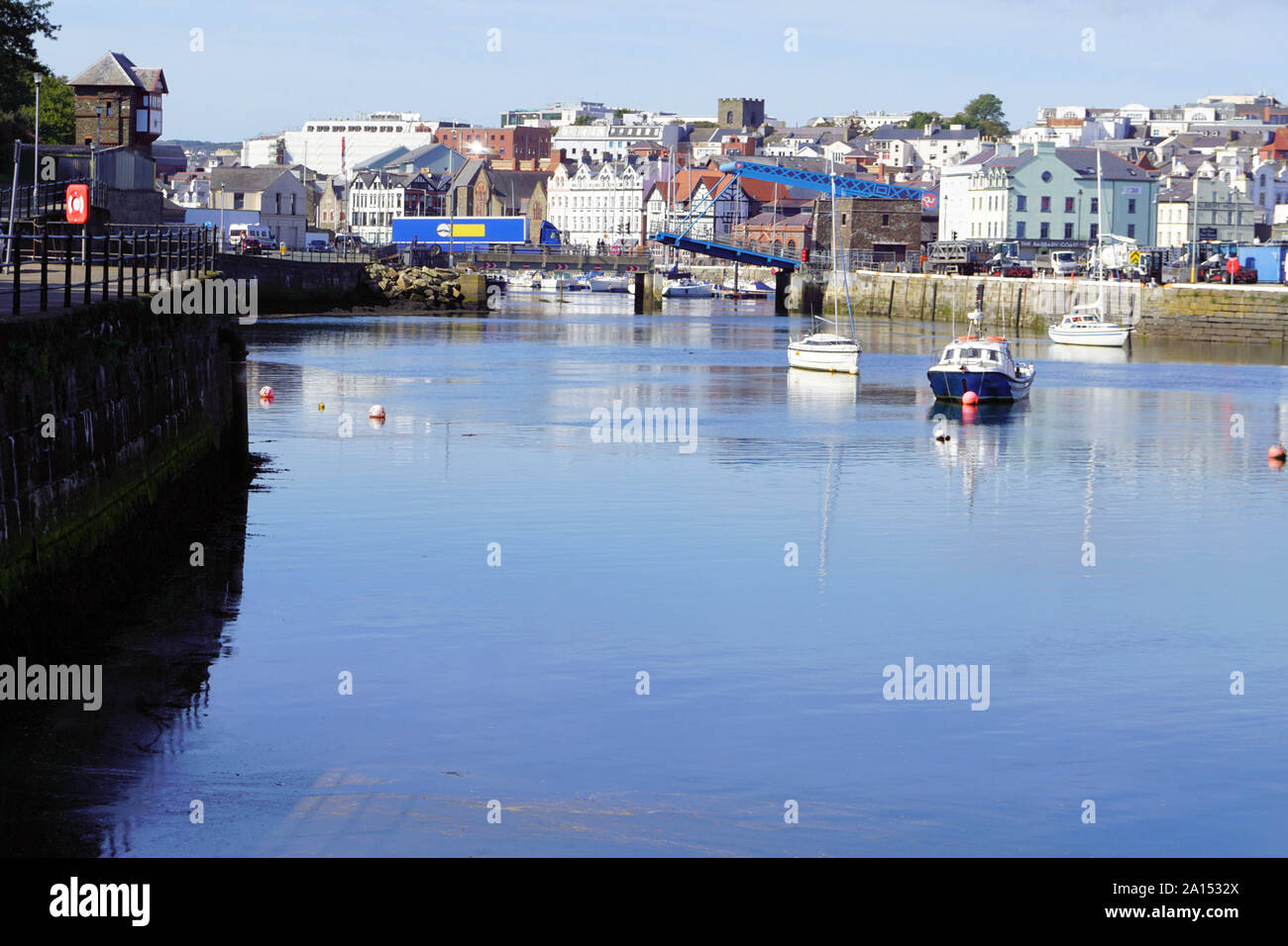 Il porto interno e il ponte di sollevamento, Douglas, Isola di Man Foto Stock