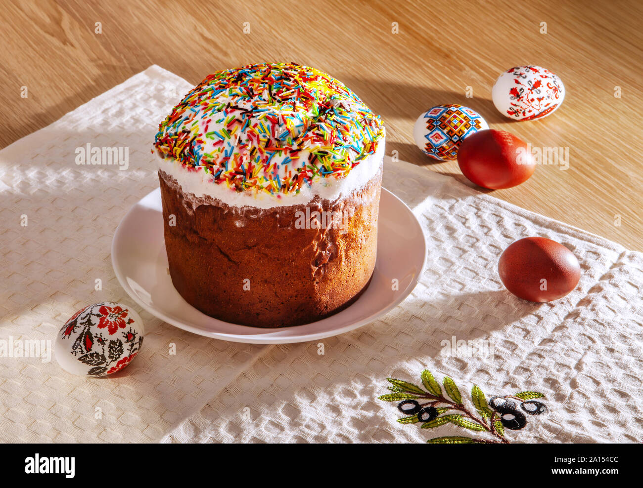 Verniciato colorato le uova di pasqua e pane ricco Foto Stock