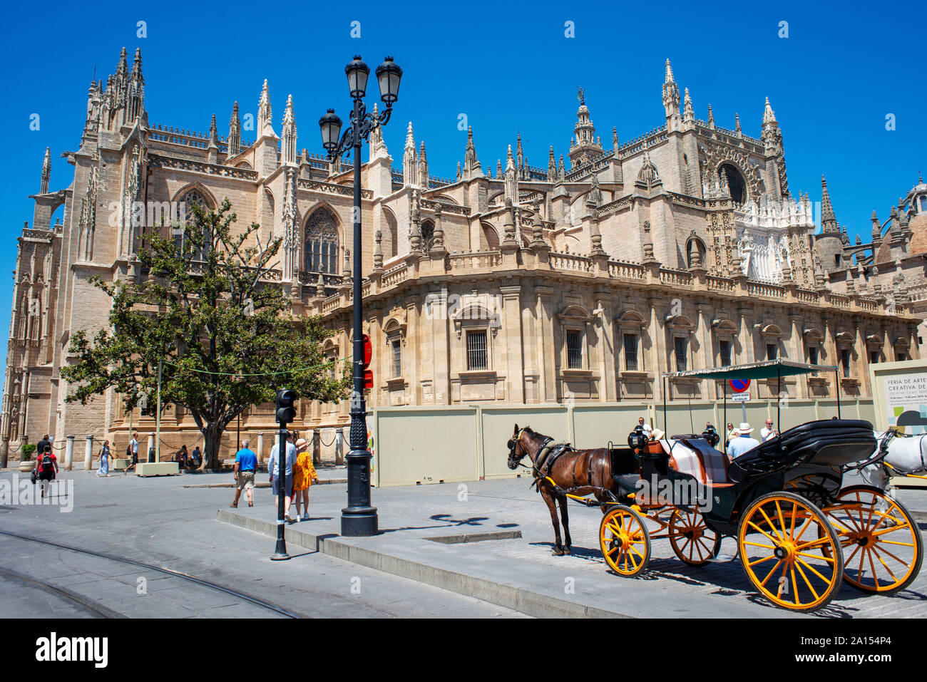 Carrozze trainate da cavalli attendere per i turisti al di fuori della Catedral de Sevilla, Sevilla, Spagna Foto Stock
