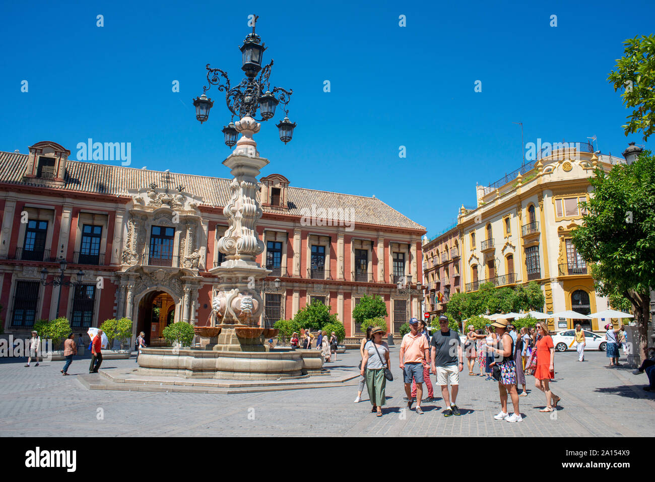 Plaza Virgen de los Reyes e Palazzo Arcivescovile di Siviglia (palacio Arzobispal), Spagna Foto Stock