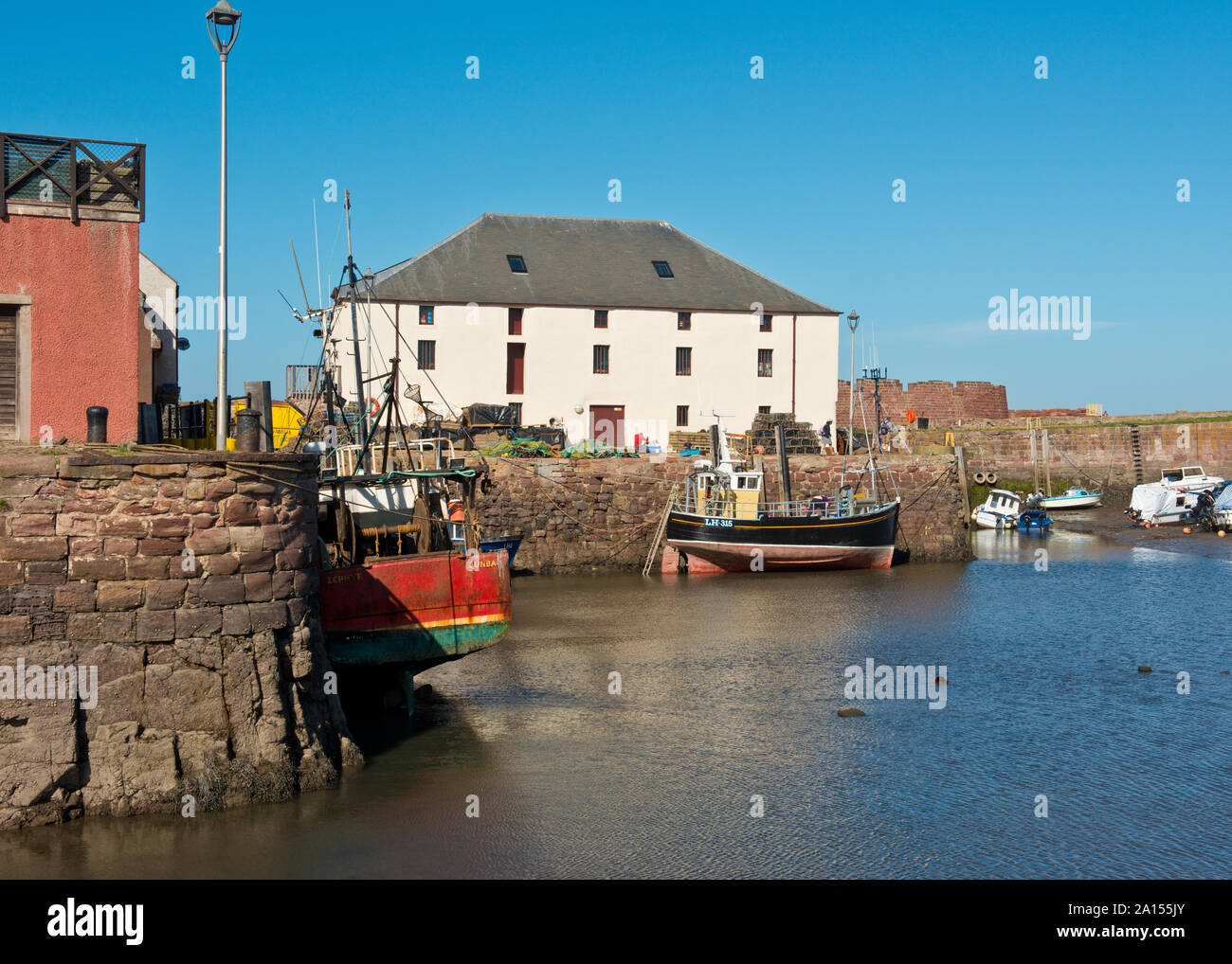 Cromwell Harbour (porto vecchio) e Spott granaio dell'edificio. Dunbar, Scozia Foto Stock