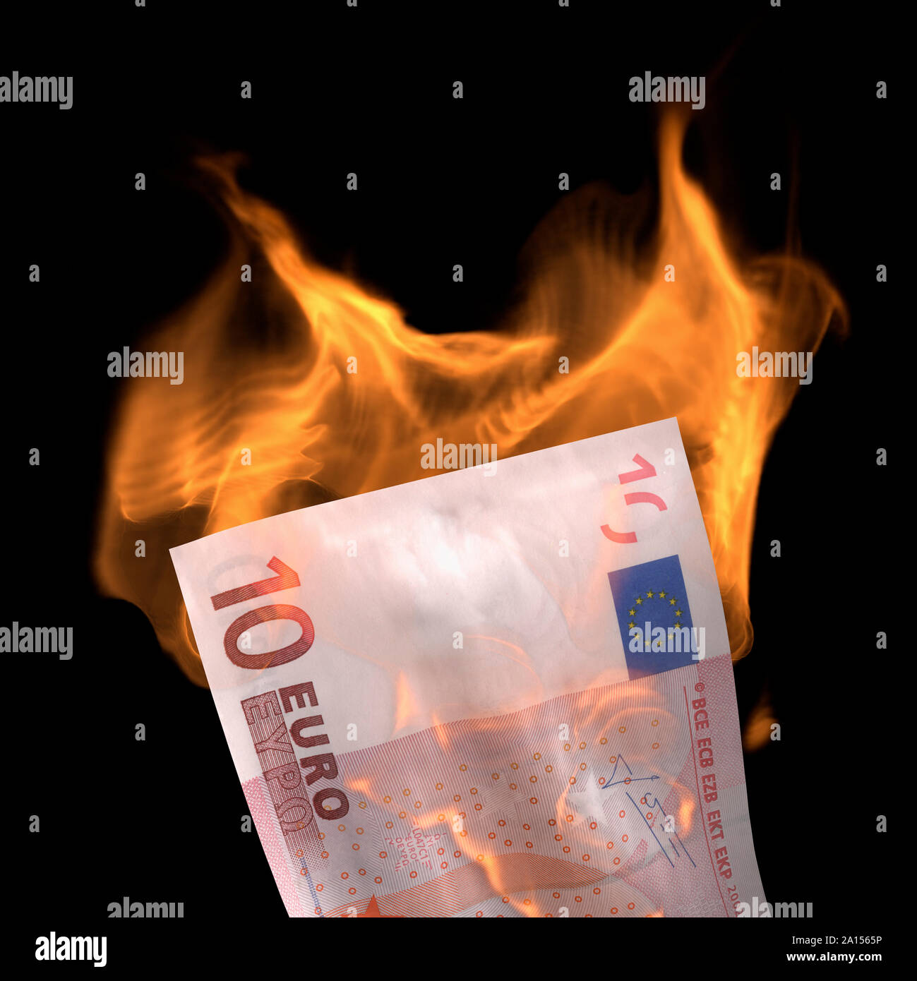 Dieci euro, euro, in fiamme - Europa, debito europeo, finanziario, concetto di crisi economica Foto Stock