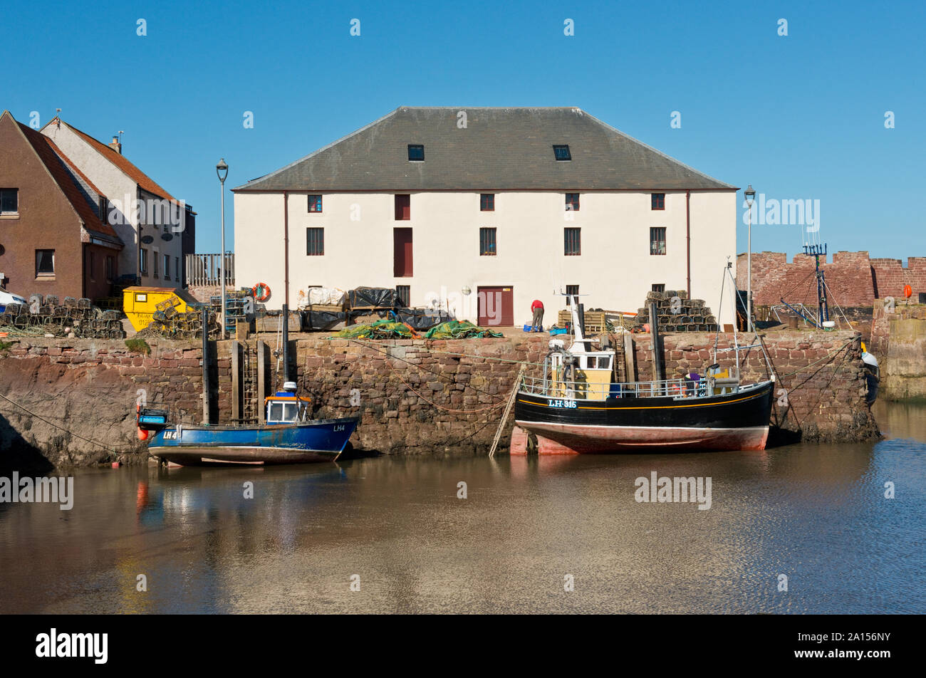 Cromwell Harbour (porto vecchio) e Spott granaio dell'edificio. Dunbar, Scozia Foto Stock