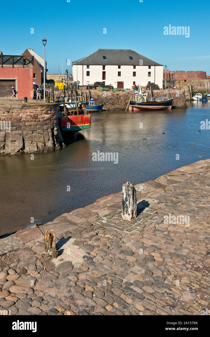 Cromwell Harbour (porto vecchio) e Spott granaio dell'edificio. Dunbar, Scozia Foto Stock