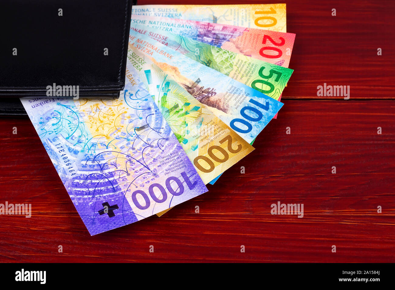 Franchi svizzeri nel portafoglio nero Foto Stock
