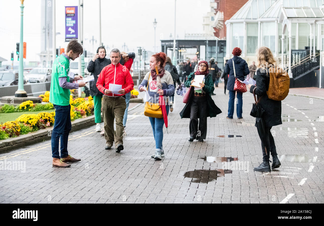 Brighton, Regno Unito. Il 24 settembre 2019. Partito Laburista Conferenza annuale 2019, Centro di Brighton e Brighton, Inghilterra, Regno Unito. 24th. Settembre, 2019. Tempo umido si compiace del partito laburista e dei delegati dei membri del partito laburista conferenza annuale. Credito: Alan Beastall/Alamy Live News. Foto Stock