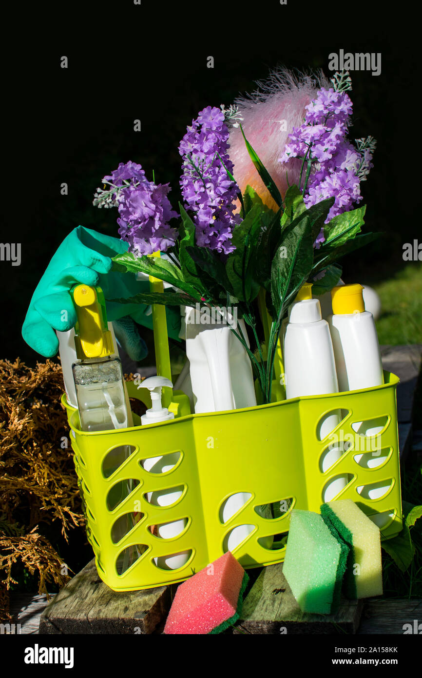 Natura e eco friendly prodotti naturali fatti in casa pulitori, spugne di lavaggio per la pulizia di casa e non tossici prodotti di pulizia, isolato su sfondo nero, copia Foto Stock