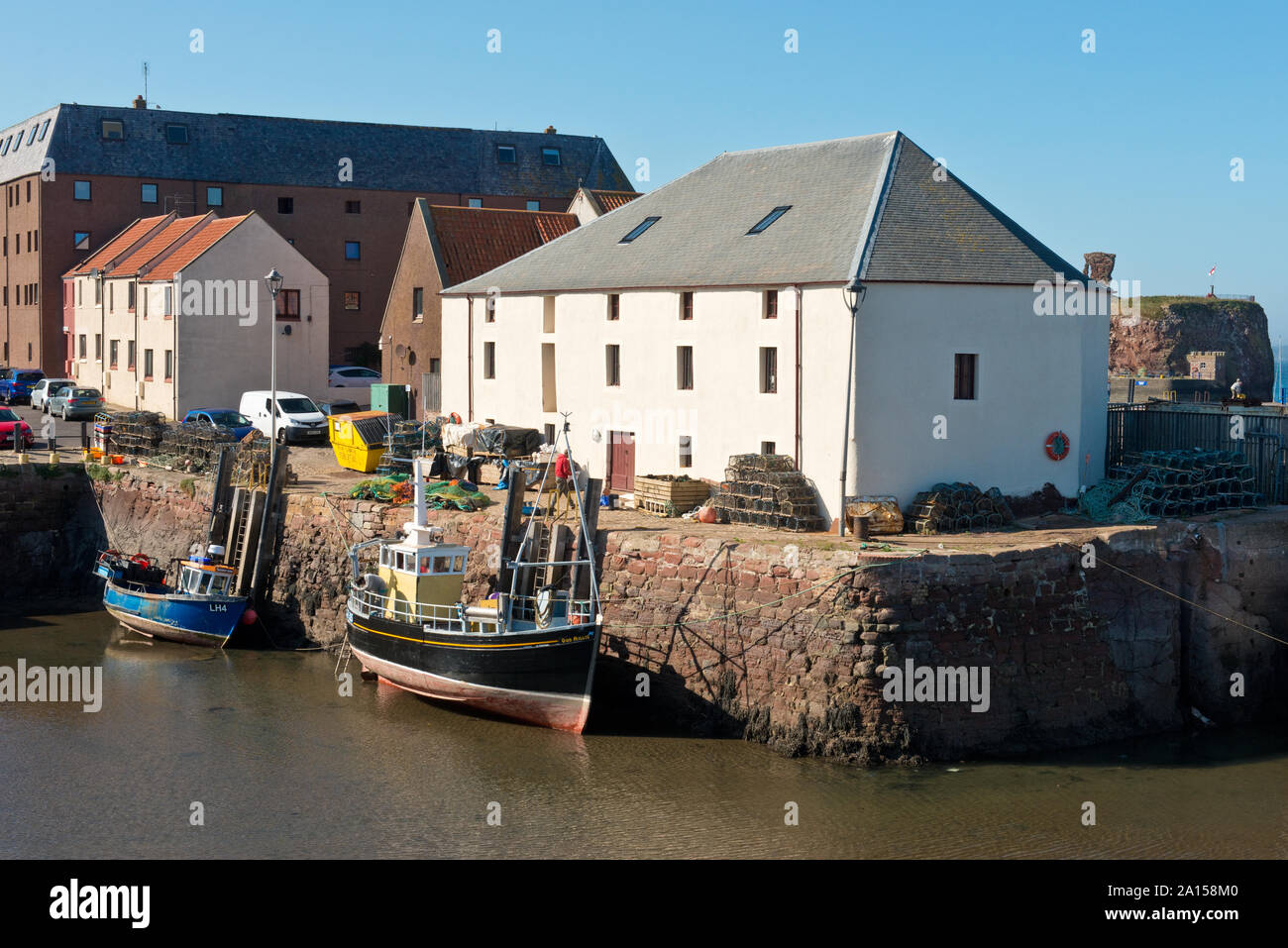 Cromwell Harbour (porto vecchio) e Spott granaio dell'edificio. Dunbar, Scozia Foto Stock