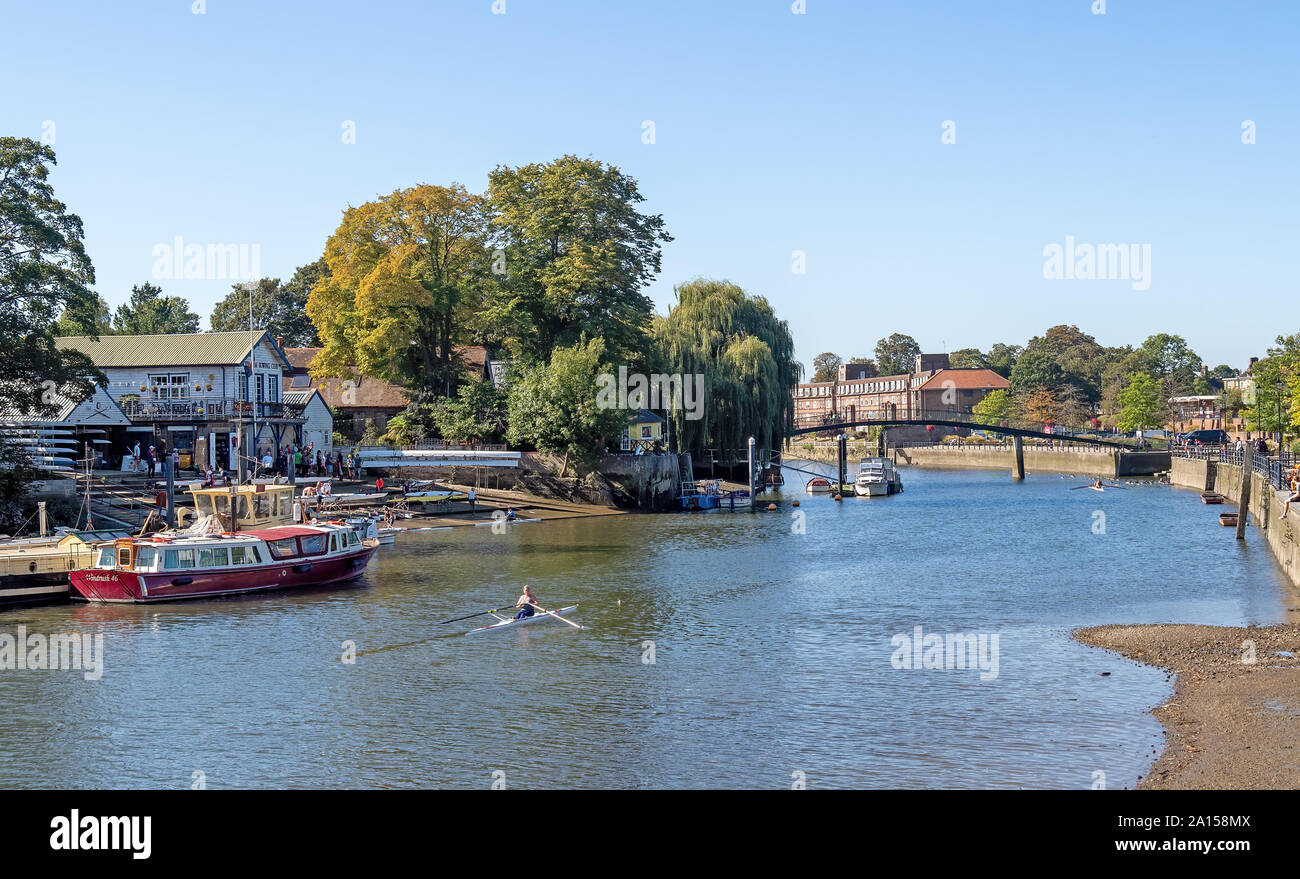 TWICKENHAM, Richmond, London, Regno Unito - 20 settembre 2019: vista lungo il Tamigi con torta di Anguilla isola sulla sinistra nella tarda estate del sole. Foto Stock