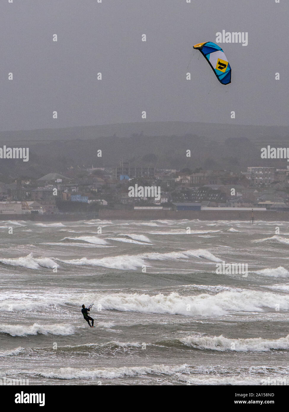Persona kite surf in alte onde in Cornovaglia Foto Stock