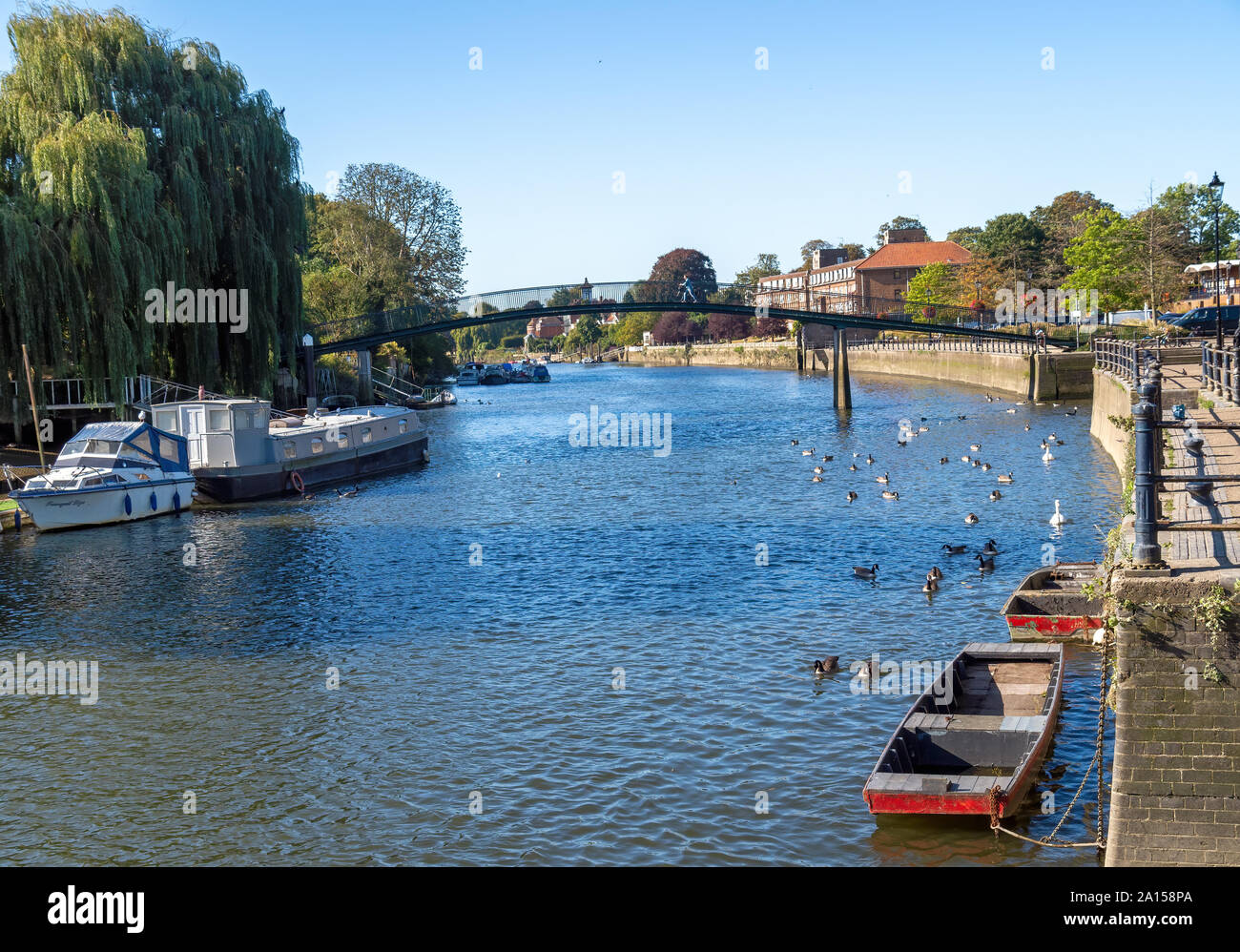 TWICKENHAM, Richmond, London, Regno Unito - 20 settembre 2019: vista lungo il Tamigi per il ponte che conduce alla torta di Anguilla isola sulla sinistra. Giornata di sole. Foto Stock