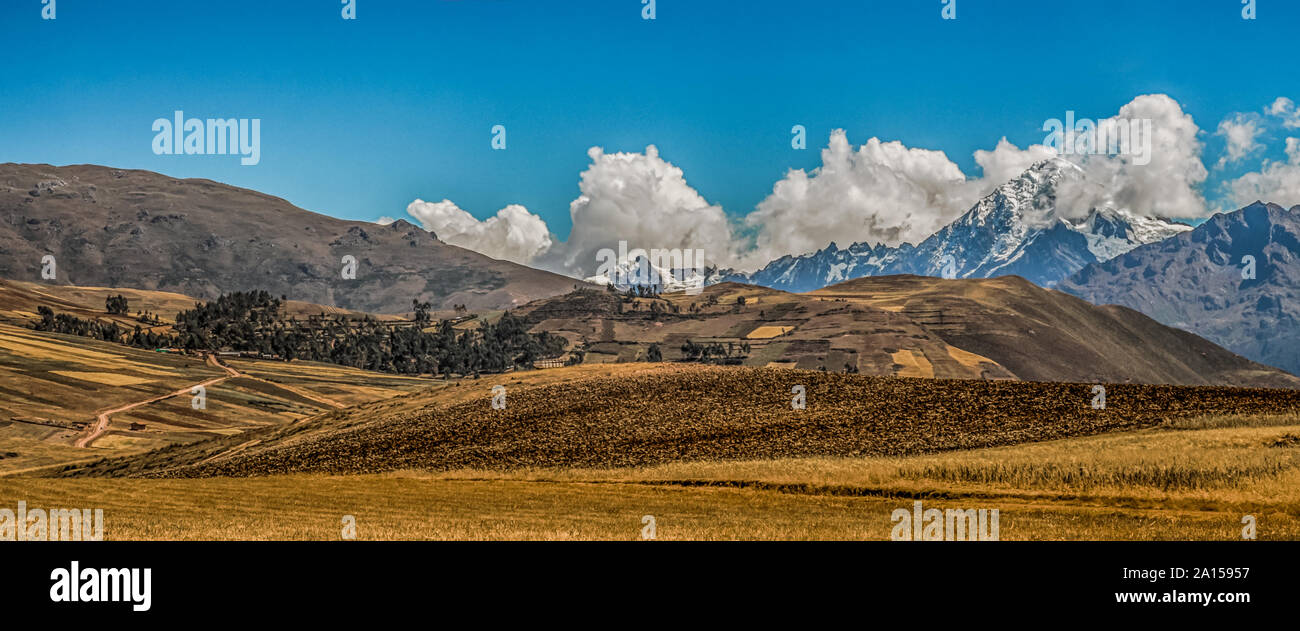 Vista panoramica delle montagne delle Ande vicino a Moray rovine, nella Valle Sacra degli Incas, Perù Foto Stock