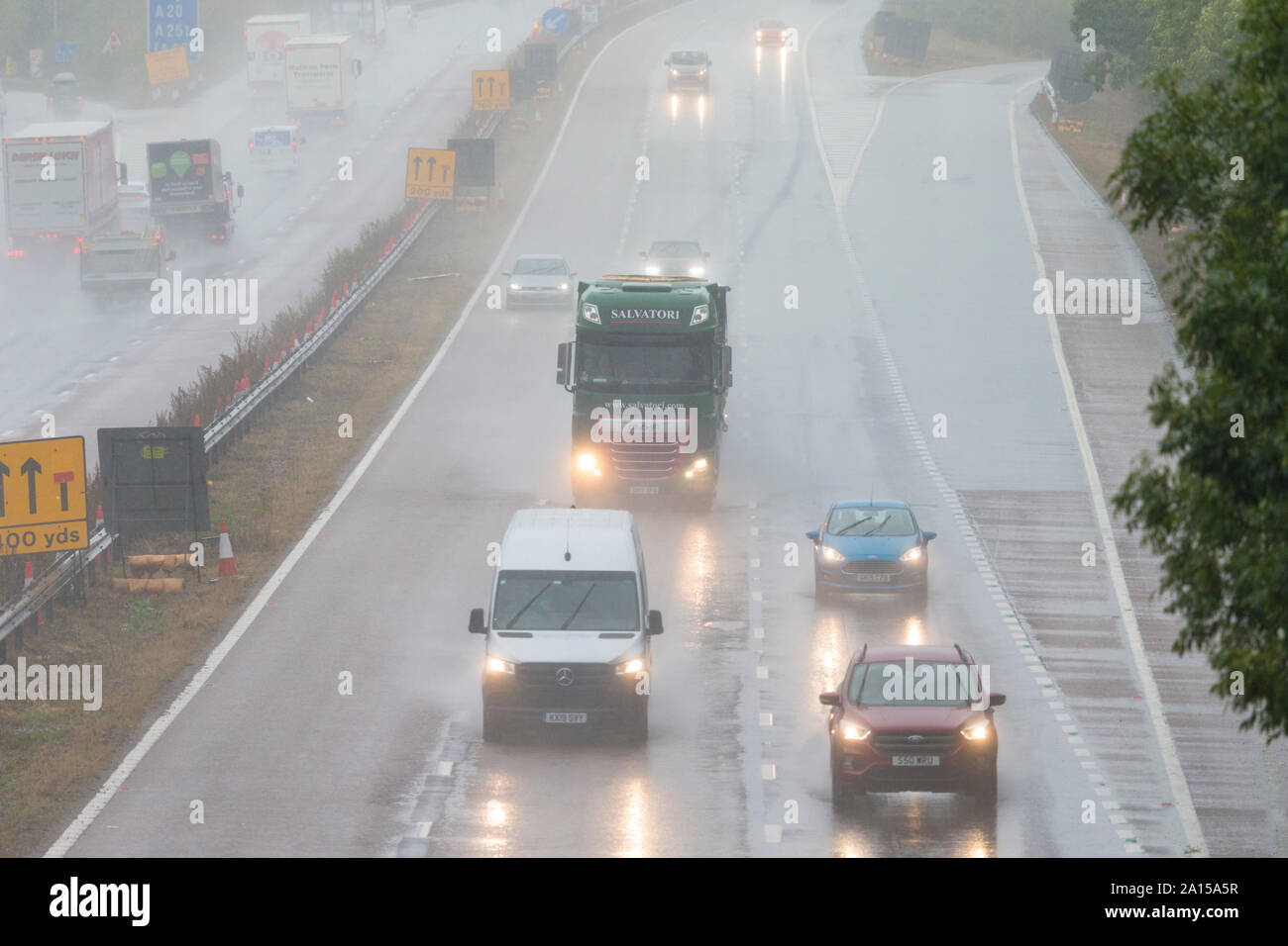 Ashford, Kent, Regno Unito. 24Sep, 2019. Meteo REGNO UNITO: scarsa visibilità dovuta alla pioggia pesante sull'autostrada M20 per rendere molto difficili le condizioni di guida. Un avviso di colore giallo per la pioggia è stato rilasciato dal Met Office con docce dovrebbero durare per tutta la giornata. © Paul Lawrenson 2019, Photo credit: Paolo Lawrenson/ Alamy Live News Foto Stock