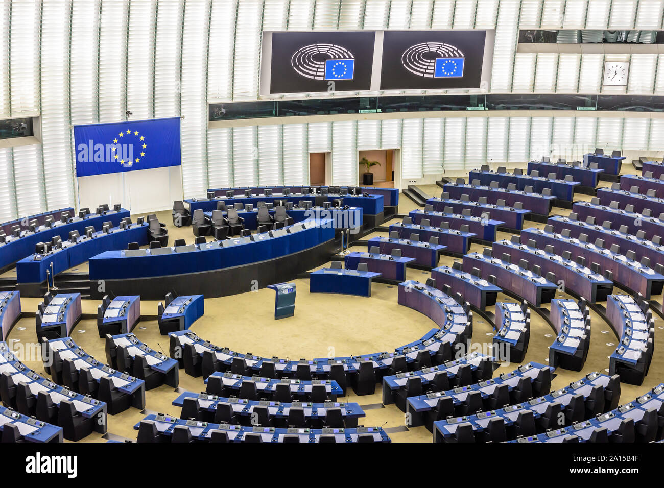 Scrivania del presidente nell'emiciclo del Parlamento europeo a Bruxelles in Belgio, sotto la bandiera dell'Unione europea. Foto Stock