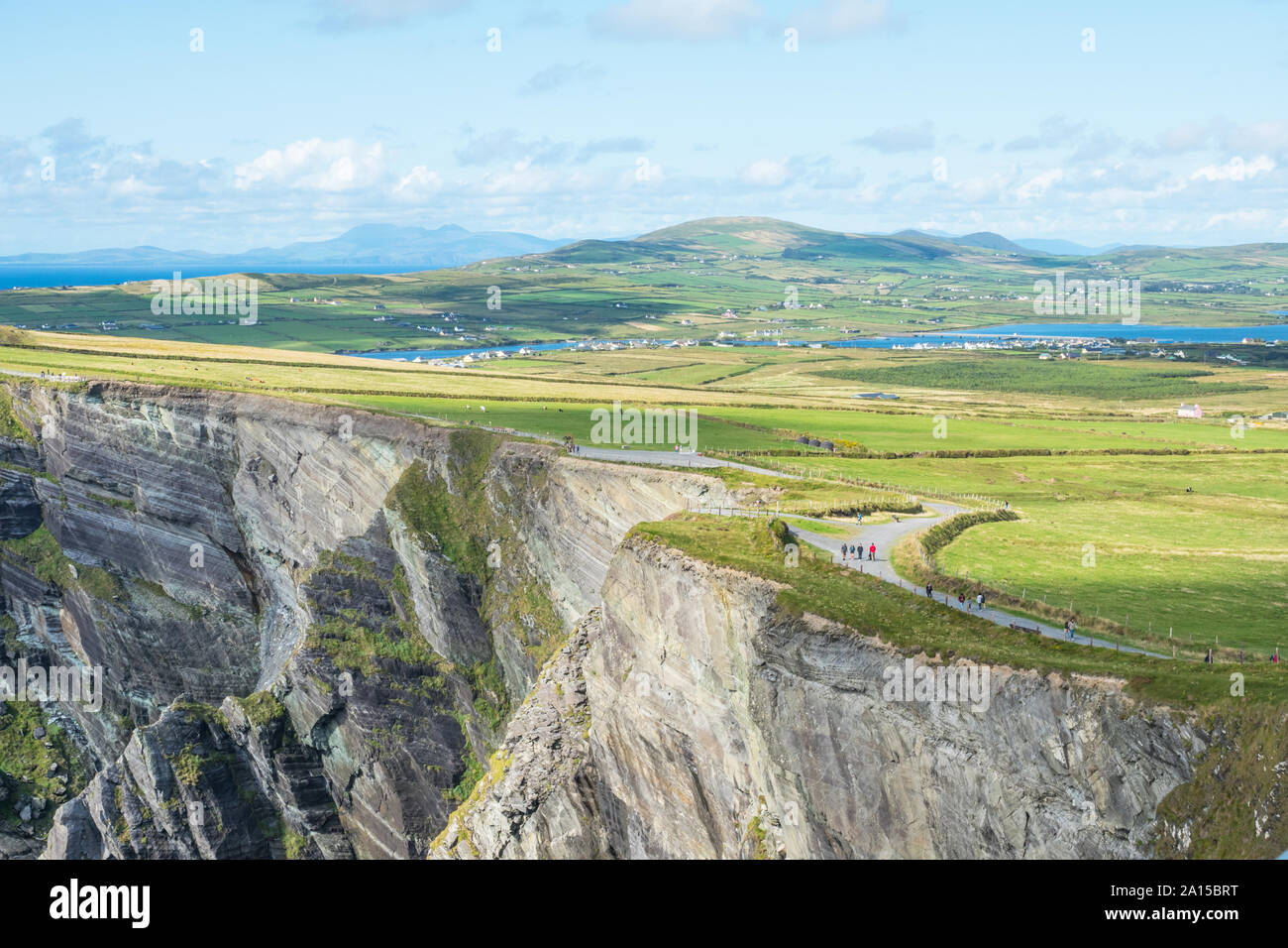 Le spettacolari scogliere di Kerry sono situati sulla costa di Skellig nella Contea di Kerry in Irlanda. La città di Partmagee e Valentia Island può essere visto nel Foto Stock