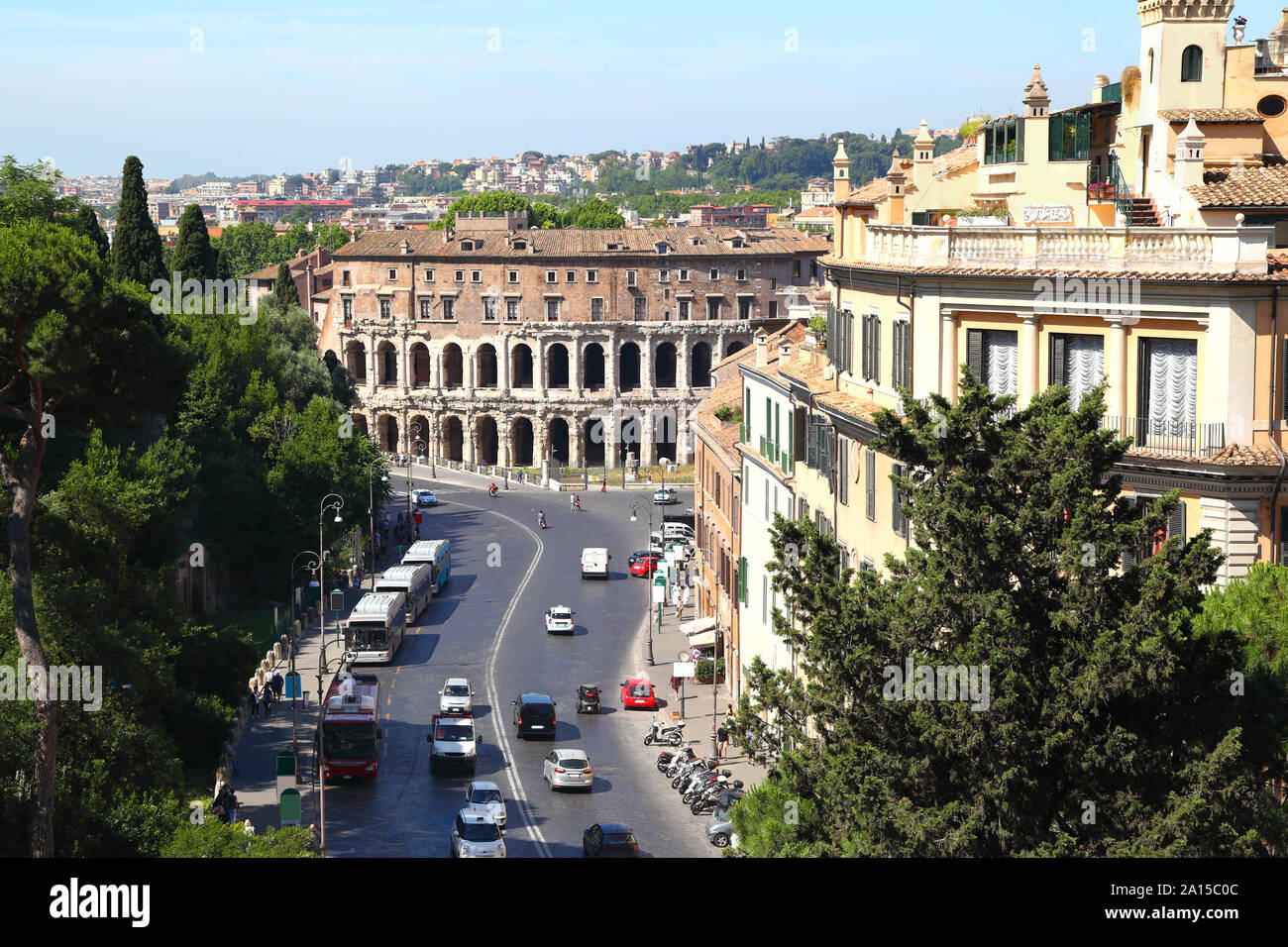 Roma street guardando verso il Teatro di Marcello Foto Stock